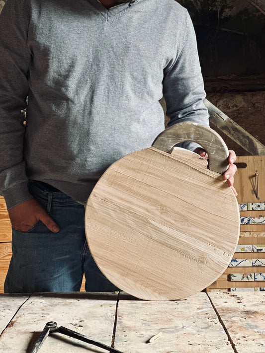 "Grace" Tabla circular de madera y mango de piedra