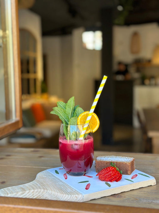 "Siurell" Tabla de cerámica y madera con motivos típicos mallorquines en rojo y verde