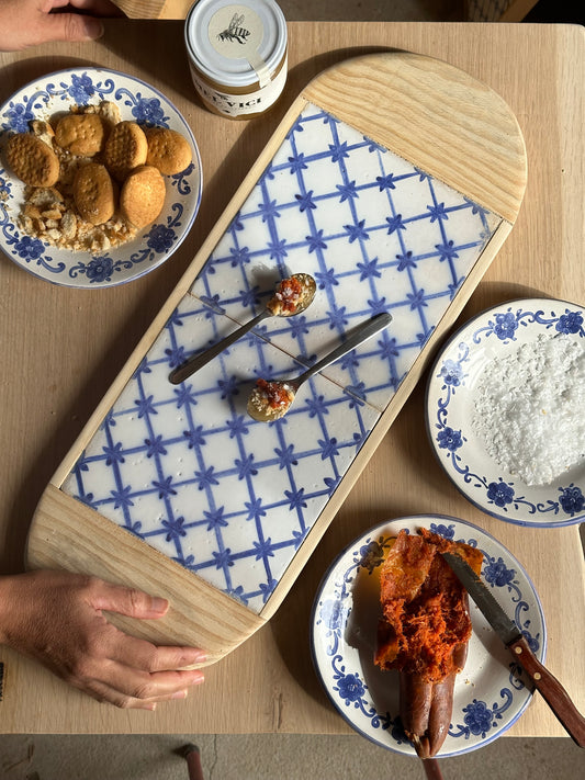 Bandeja doble con asas de media luna. Bandeja para servir alimentos combinando la madera con la cerámica.