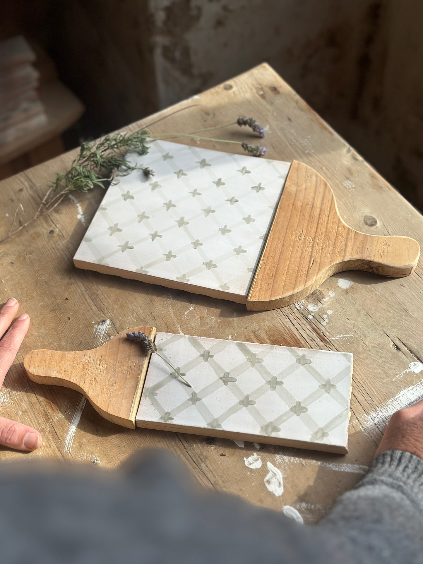 Tabla Mallorca .Tabla de cerámica con motivos en colores azules, verdes, rojos... , para servir alimentos