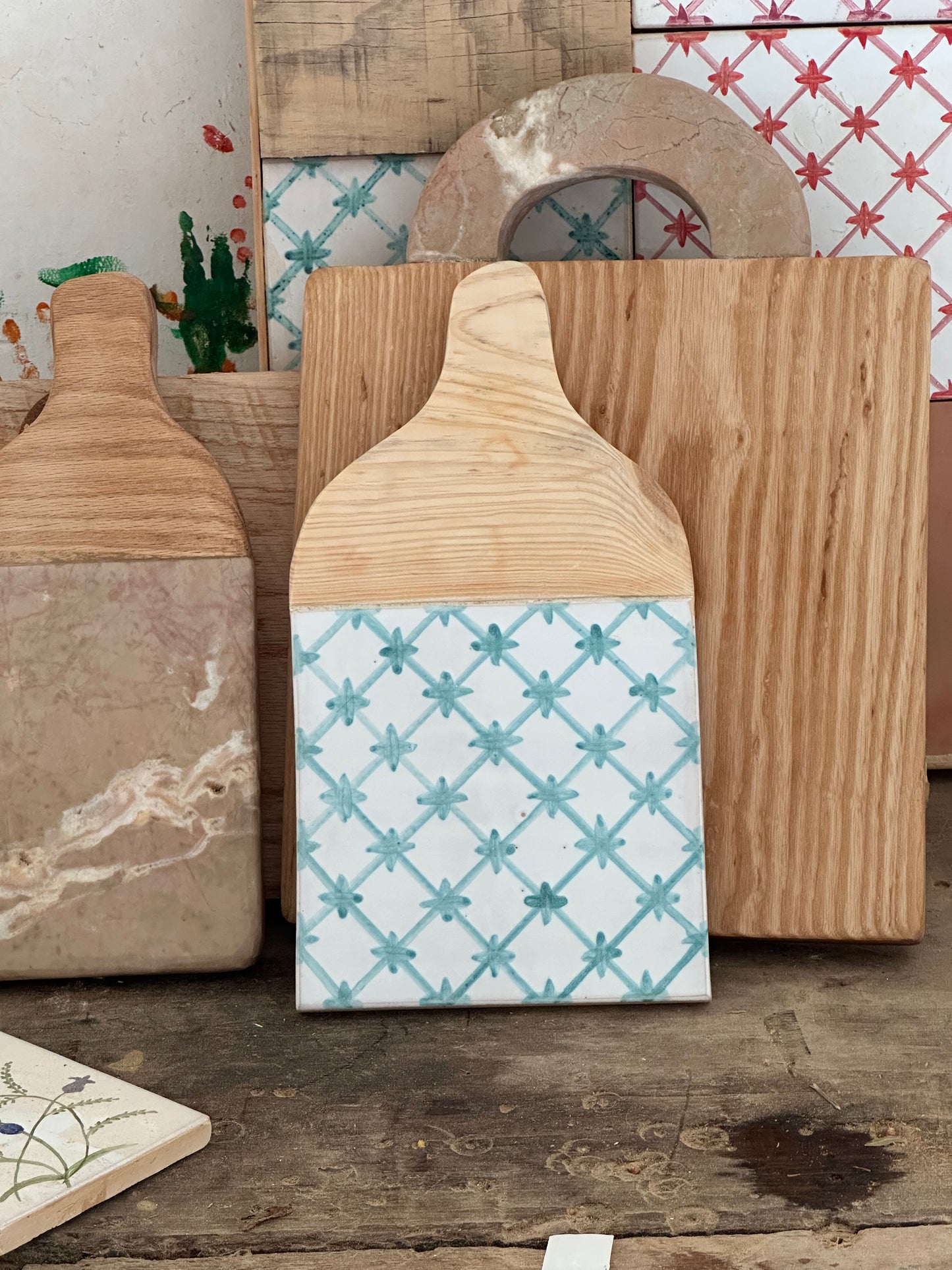 Tabla Formentera .Tabla de cerámica con motivos en colores azules turquesas simulando el azul del mar de Formentera, para servir alimentos