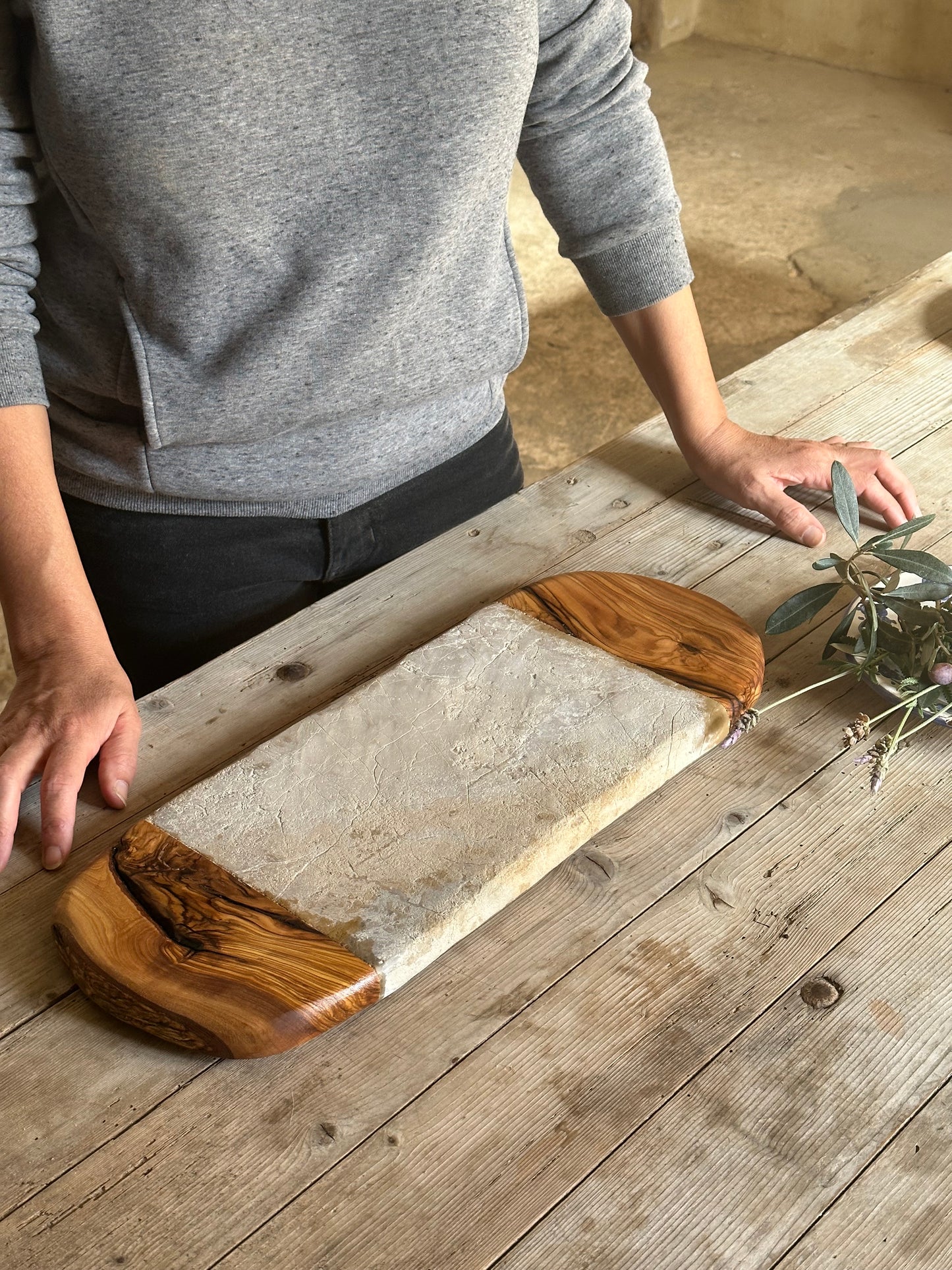 “Tierra” Bandeja para servir alimentos combinando la madera de fresno o roble y la piedra