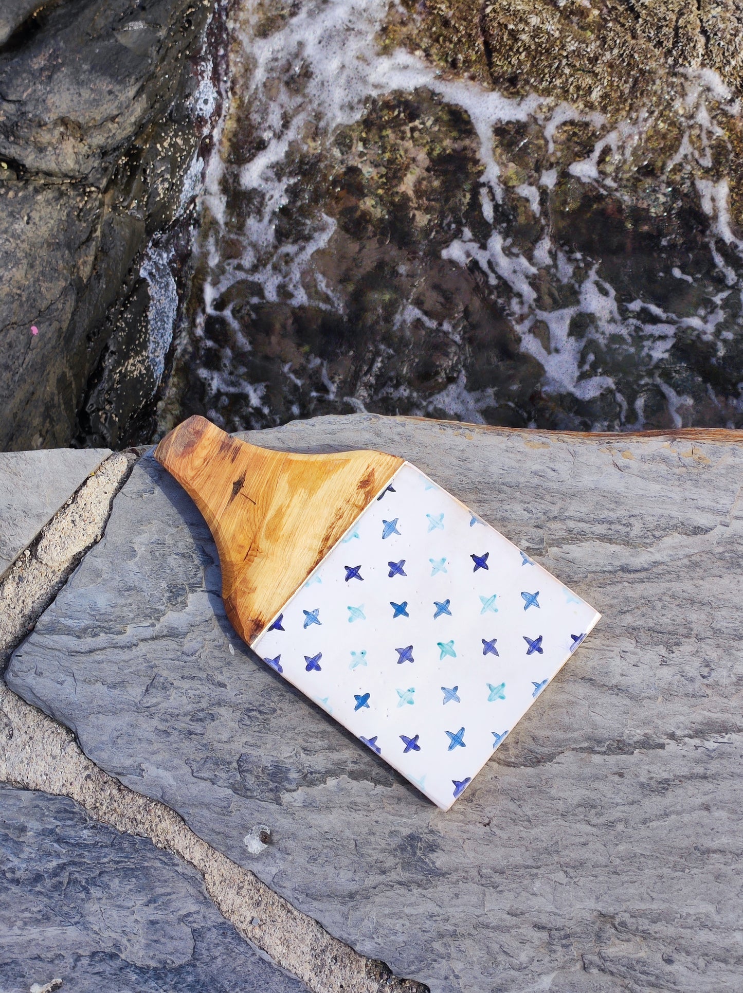 "Cadaqués" Tabla de cerámica con motivos en colores azules , para servir alimentos
