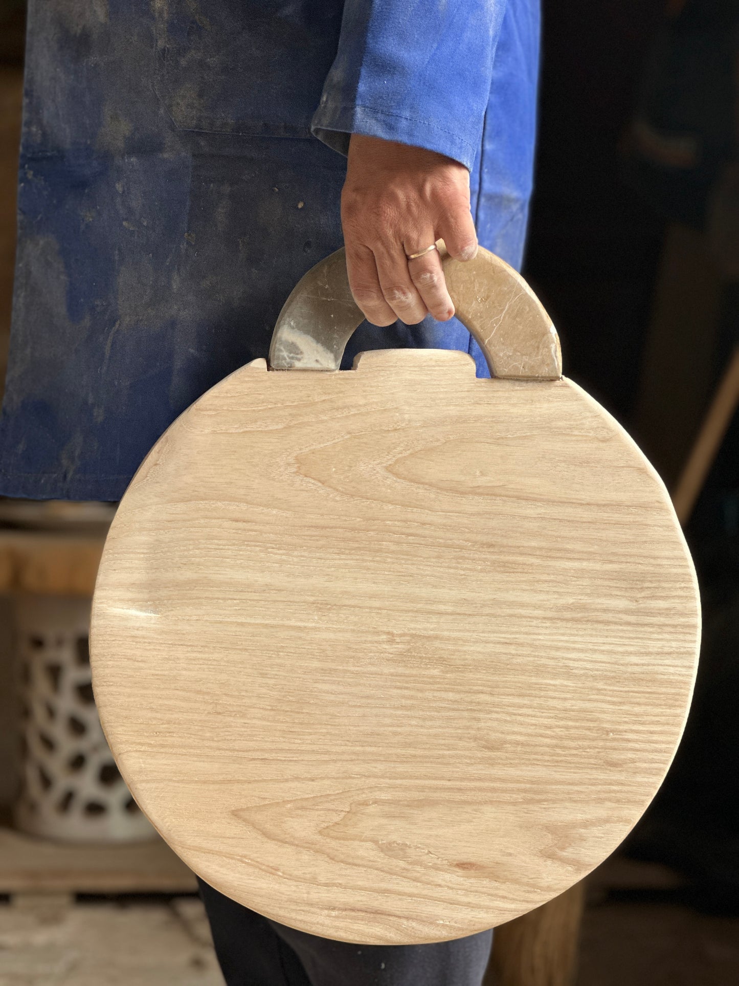“Grace” Tabla de madera con mango de piedra para cortar alimentos.