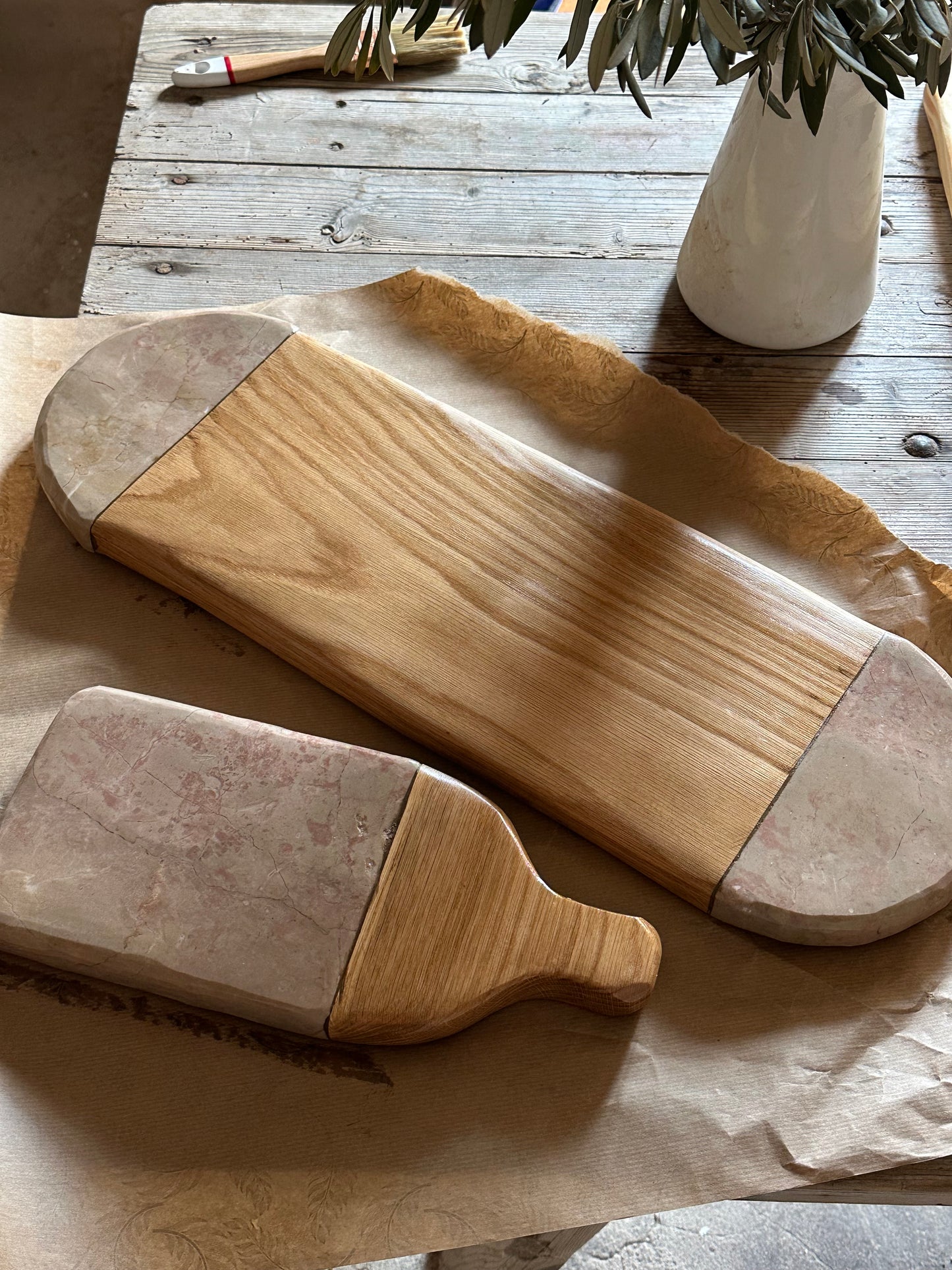 “Tierra” Bandeja para servir alimentos combinando la madera de fresno o roble y la piedra