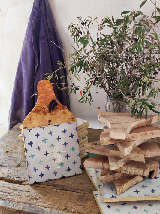 "Cadaqués" Tabla de cerámica con motivos en colores azules , para servir alimentos