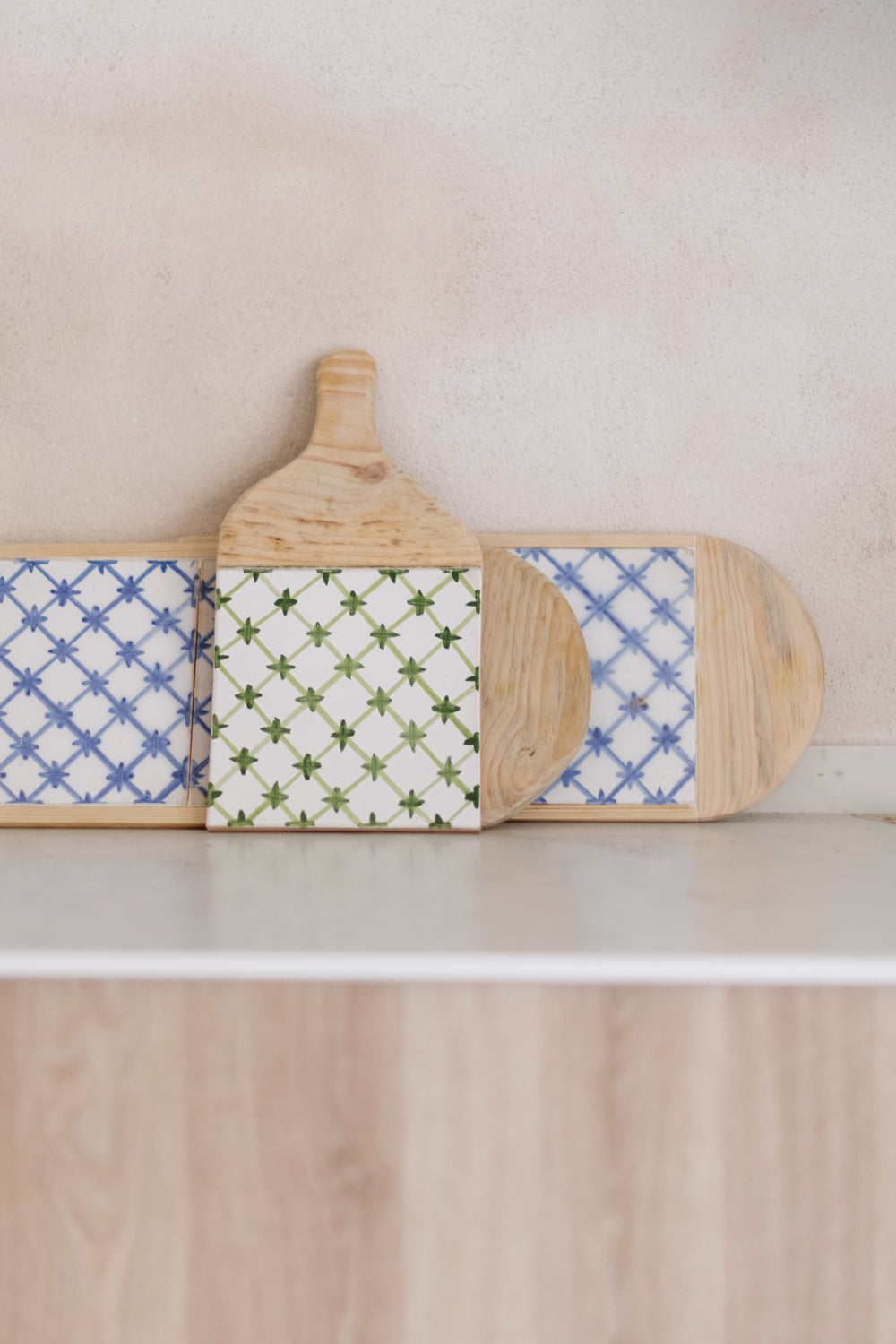 Tabla Mallorca .Tabla de cerámica con motivos en colores azules, verdes, rojos... , para servir alimentos