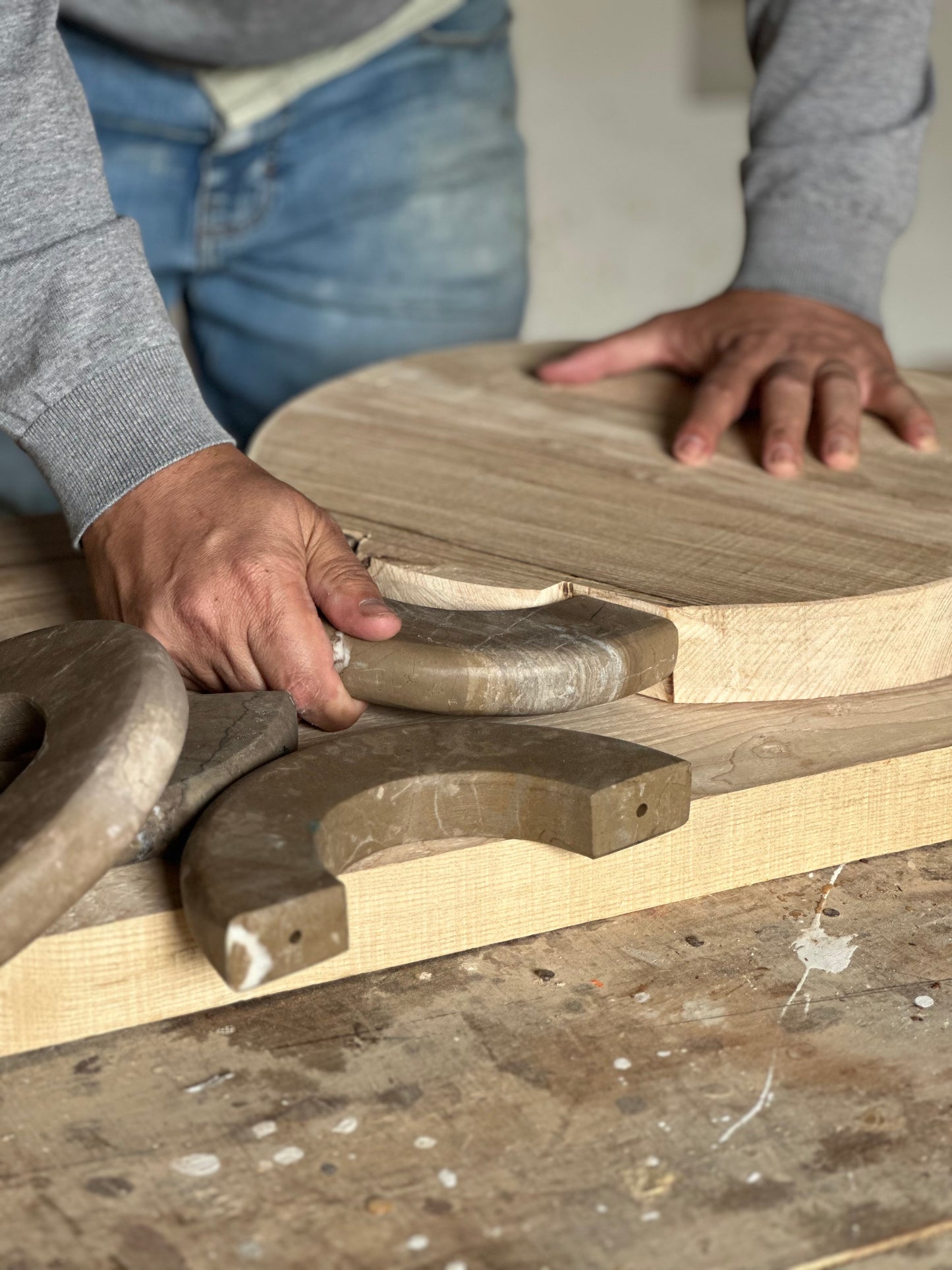 "Grace" Tabla circular de madera y mango de piedra
