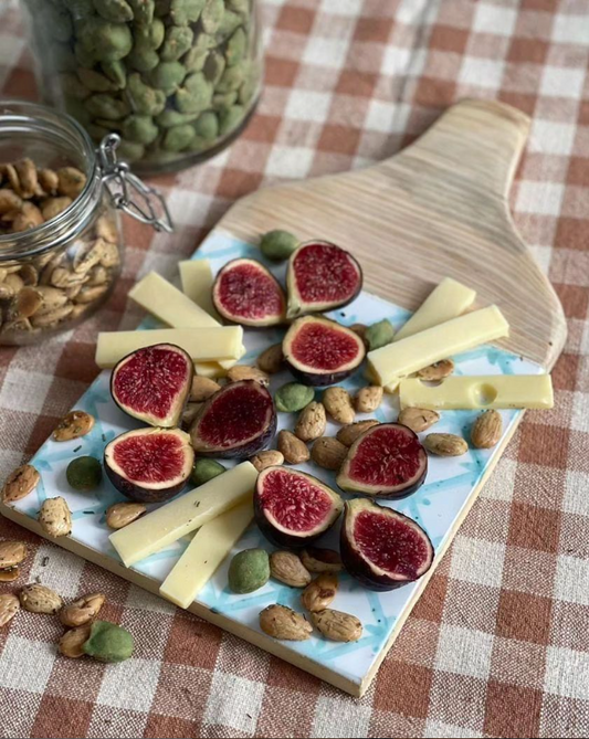Tabla Formentera .Tabla de cerámica con motivos en colores azules turquesas simulando el azul del mar de Formentera, para servir alimentos
