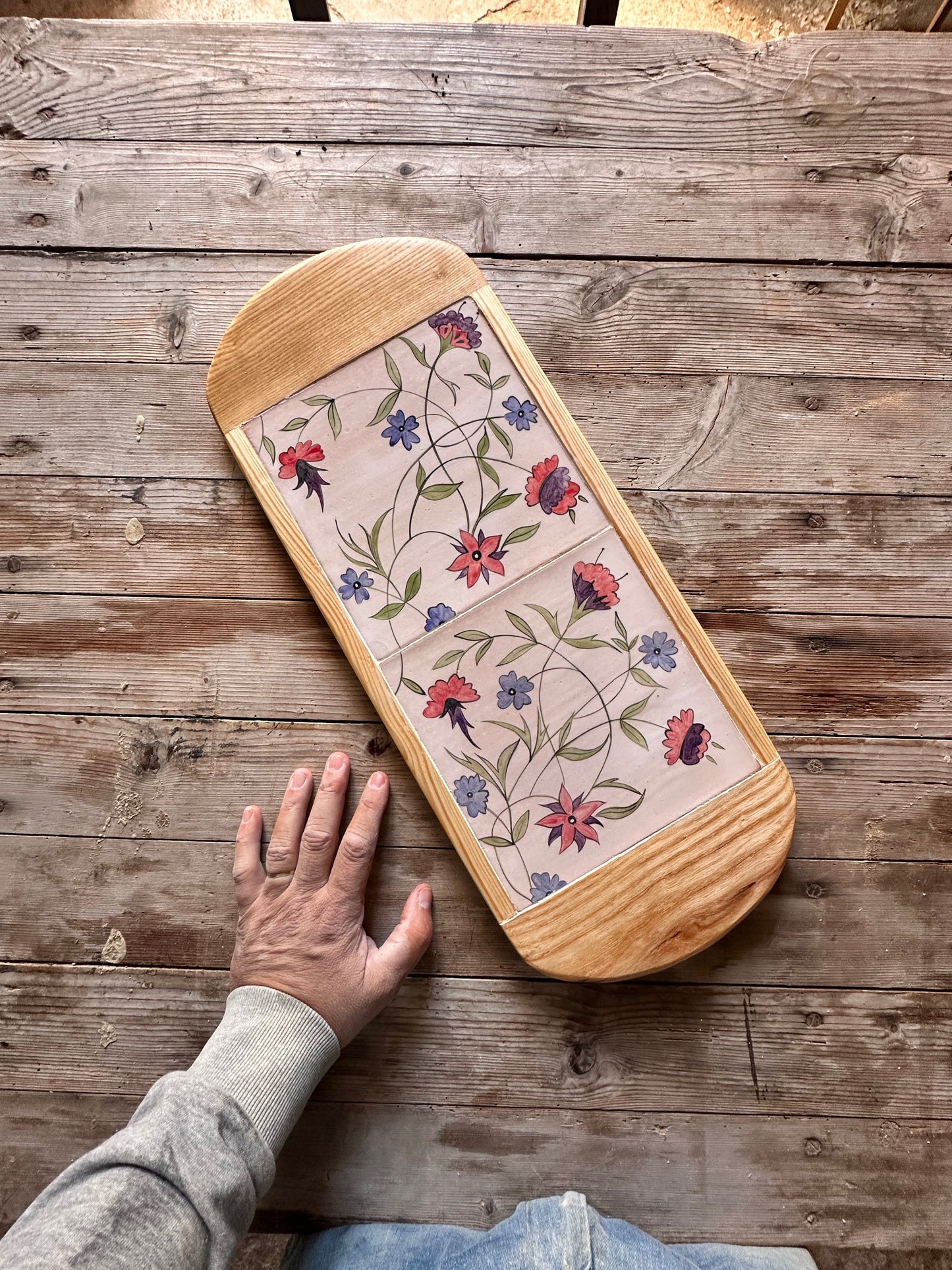 Bandeja doble con asas de media luna. Bandeja para servir alimentos combinando la madera con la cerámica.