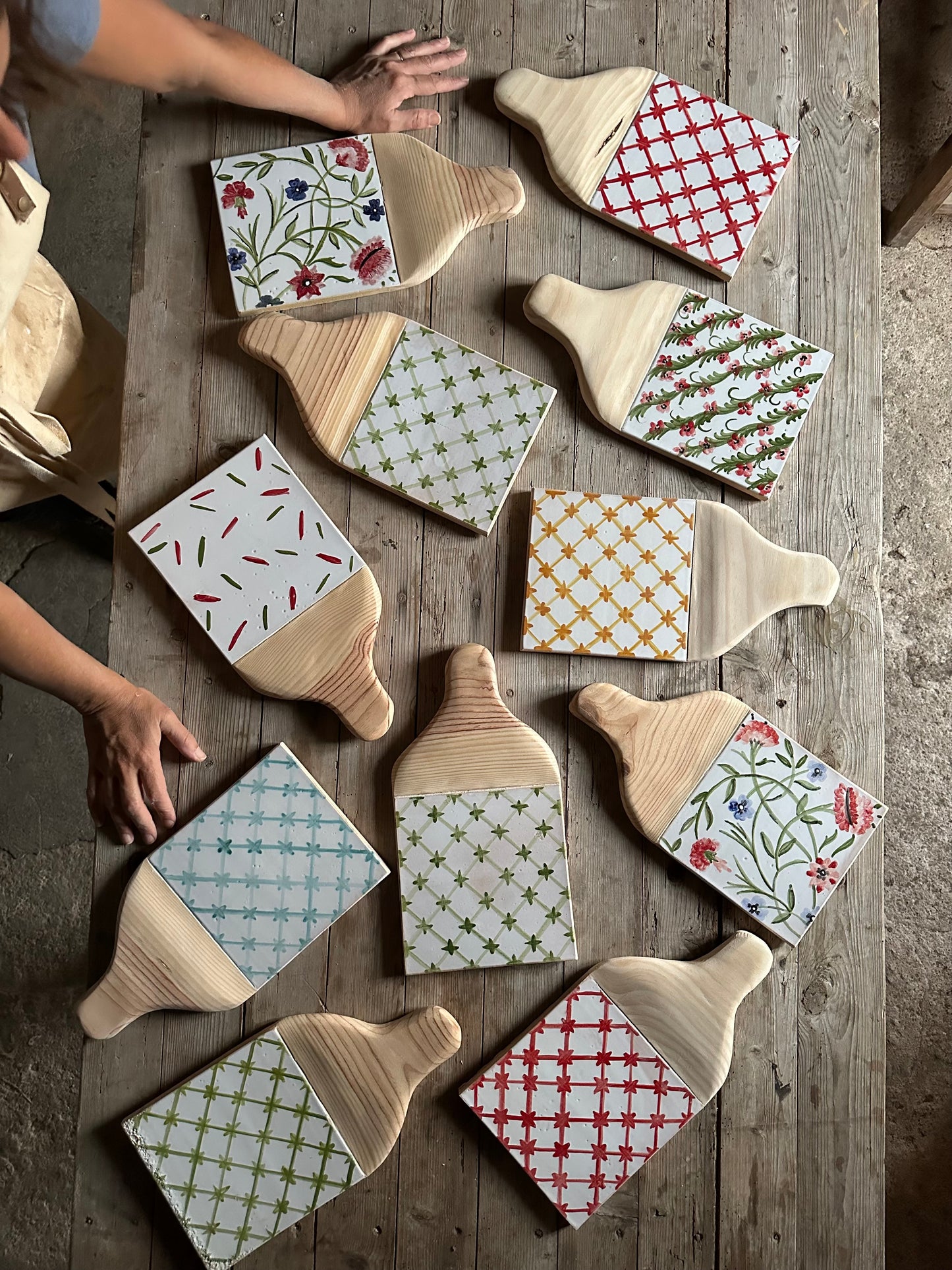 Tabla Mallorca .Tabla de cerámica con motivos en colores azules, verdes, rojos... , para servir alimentos