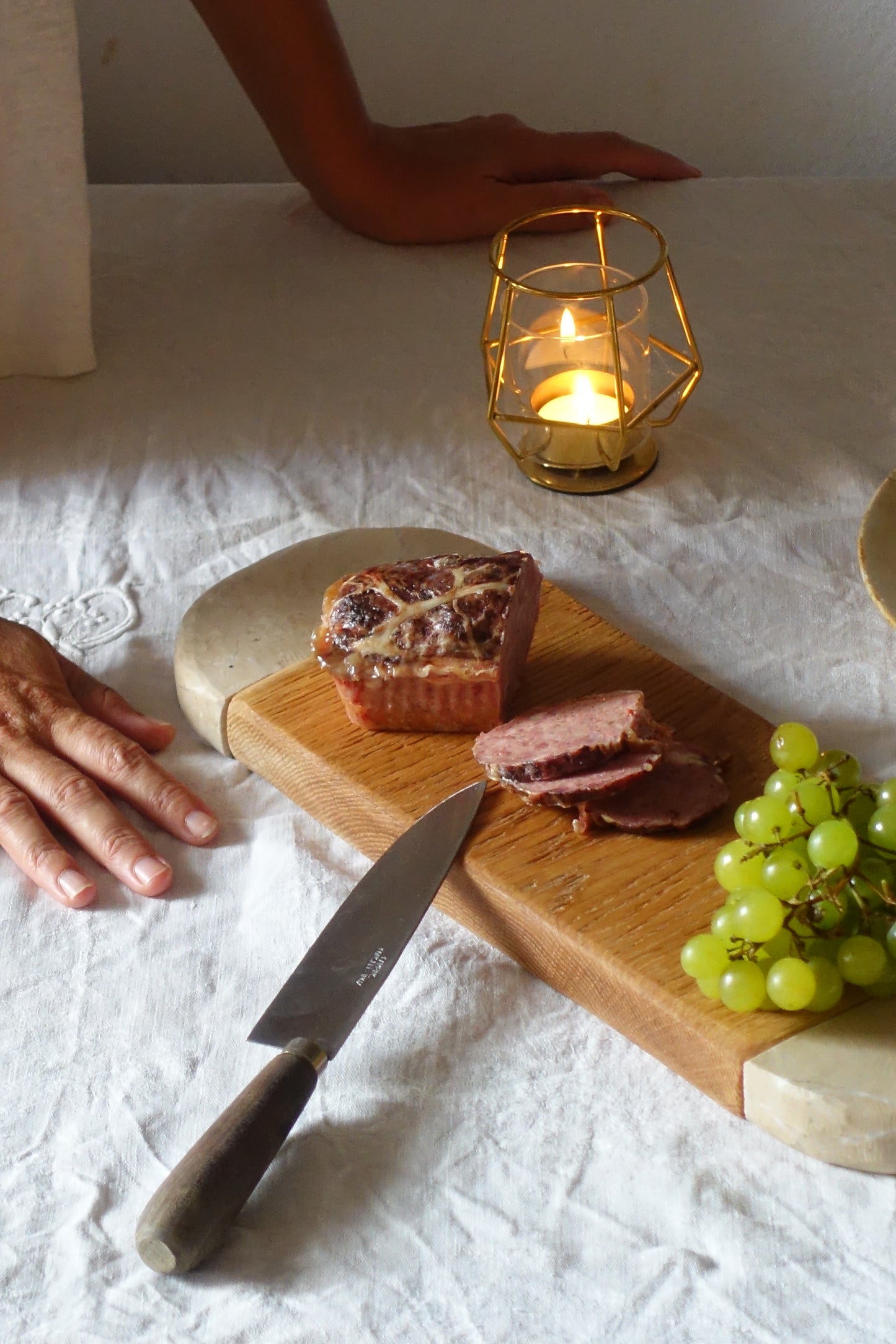 “Tierra” Bandeja para servir alimentos combinando la madera de fresno o roble y la piedra