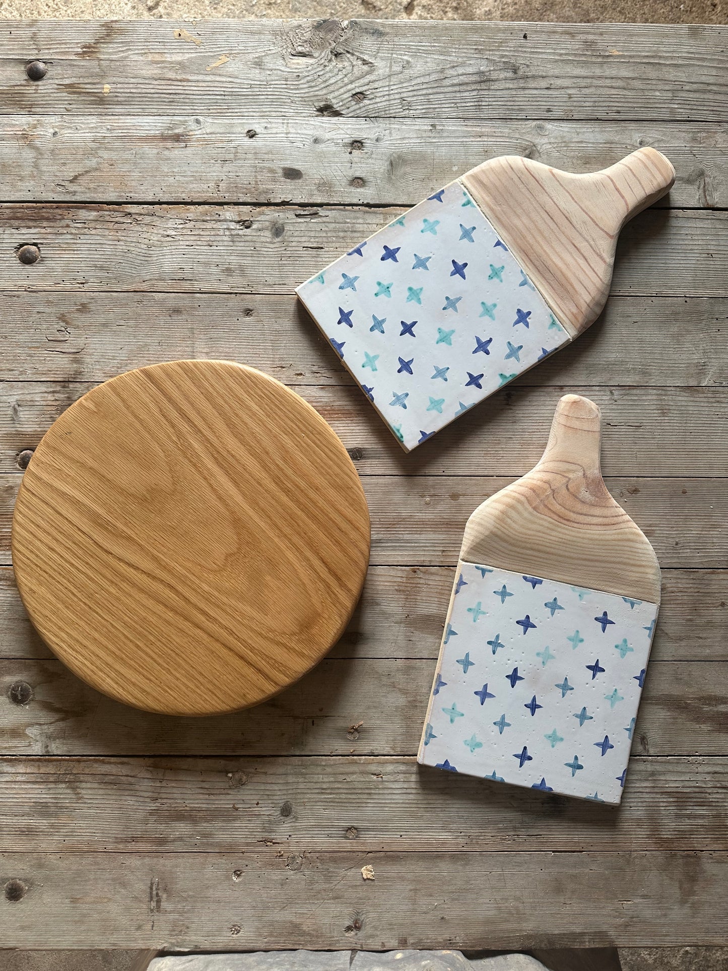 "Cadaqués" Tabla de cerámica con motivos en colores azules , para servir alimentos