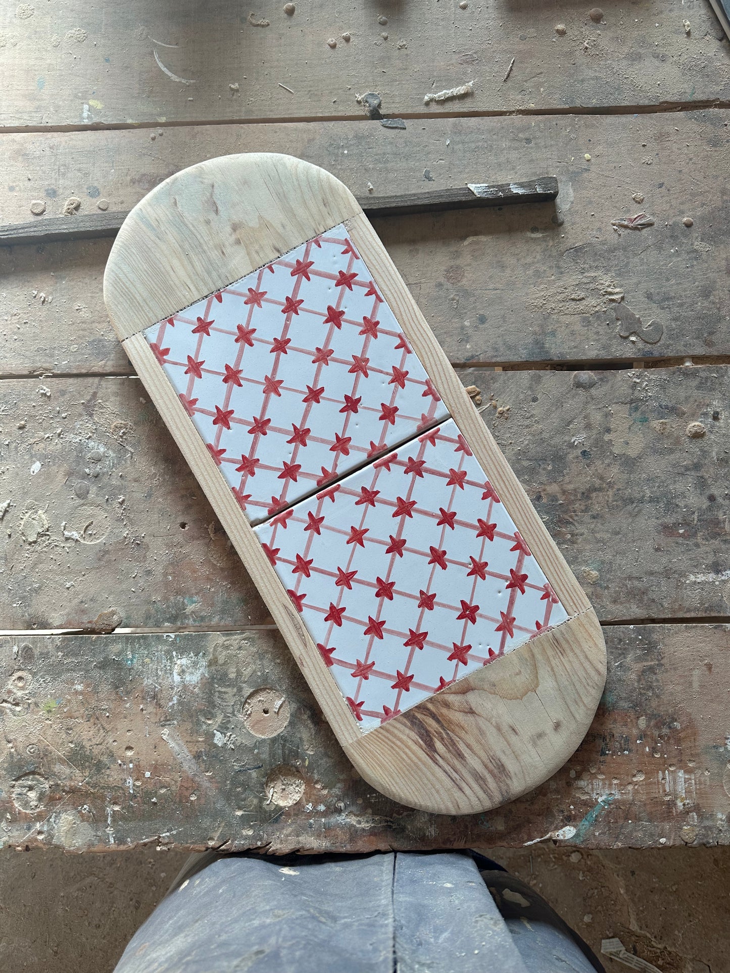 Bandeja doble con asas de media luna. Bandeja para servir alimentos combinando la madera con la cerámica.