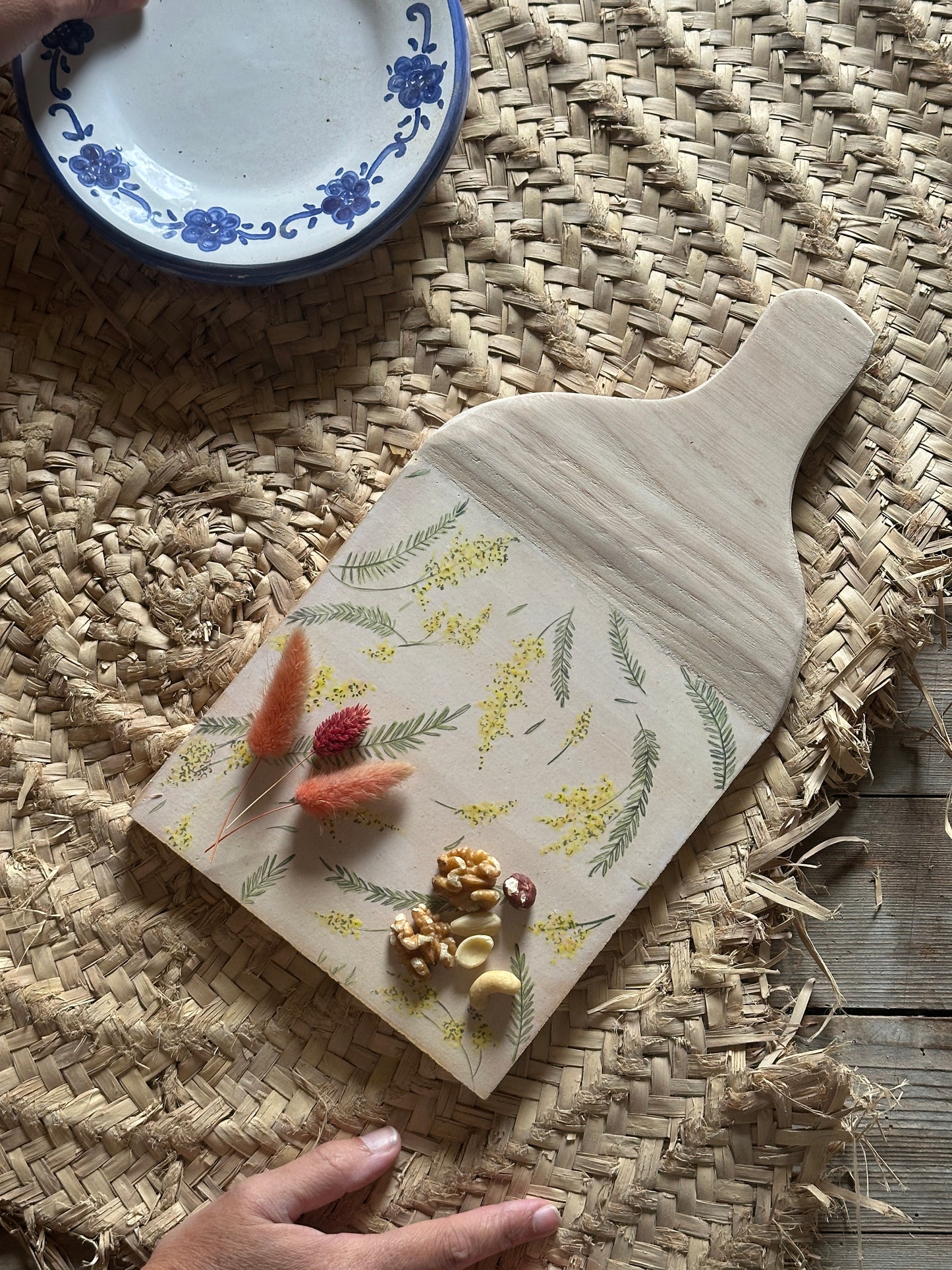 Tabla Mimosa .Tabla de cerámica con motivos florales , para servir alimentos