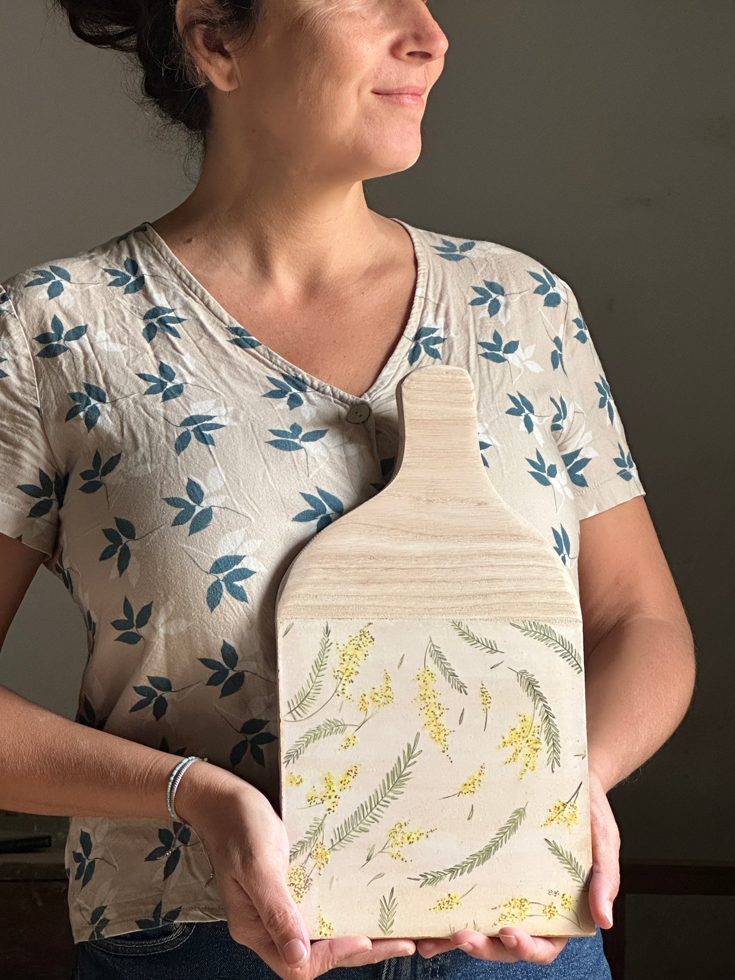 Tabla Mimosa .Tabla de cerámica con motivos florales , para servir alimentos