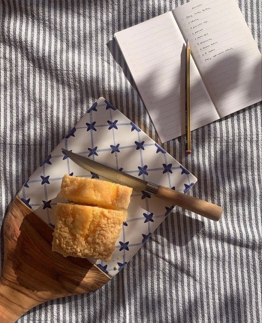 Tabla Mallorca .Tabla de cerámica con motivos en colores azules, verdes, rojos... , para servir alimentos