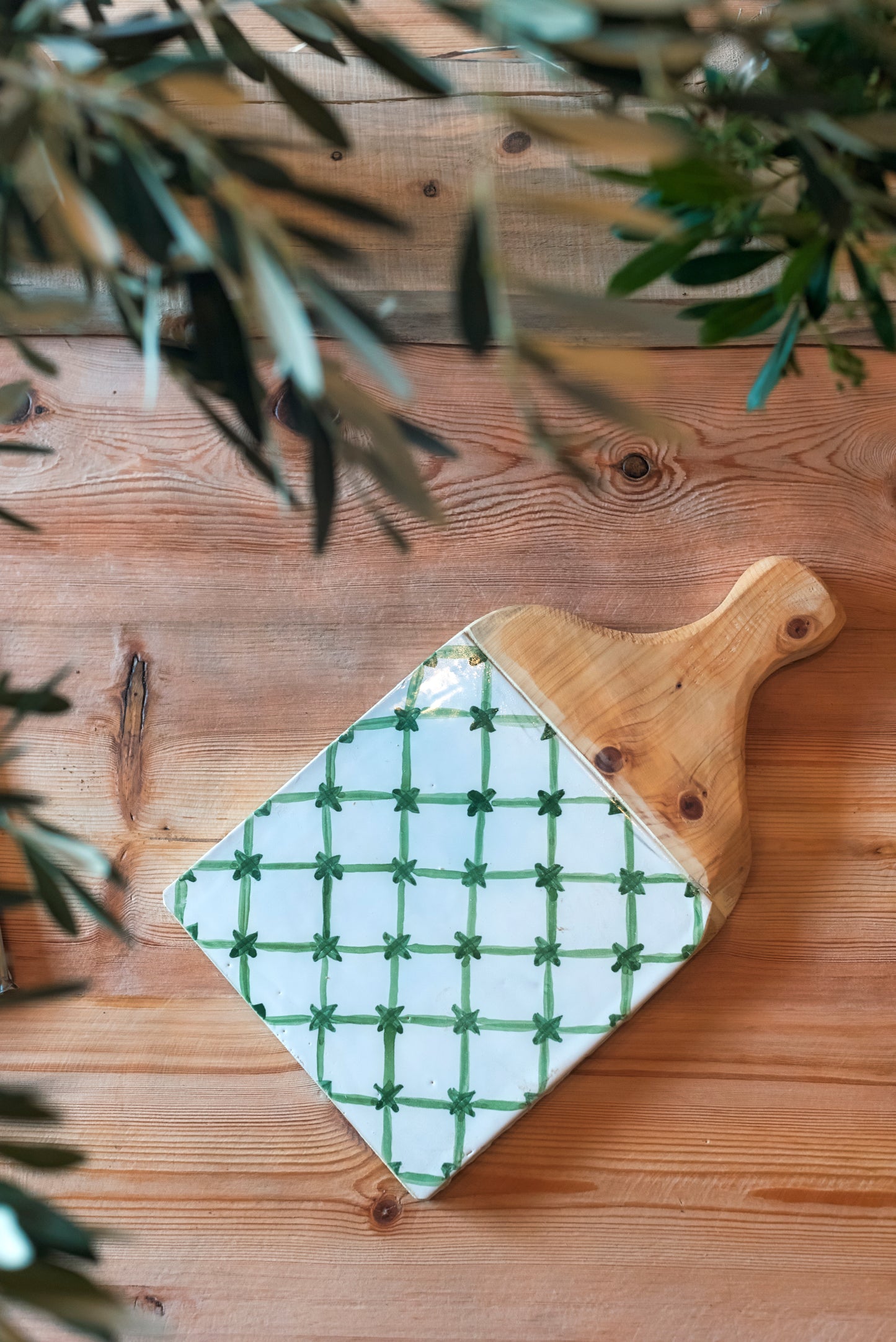 Tabla Menorca .Tabla de cerámica con motivos en colores verdes simulando el campo menorquín. , para servir alimentos