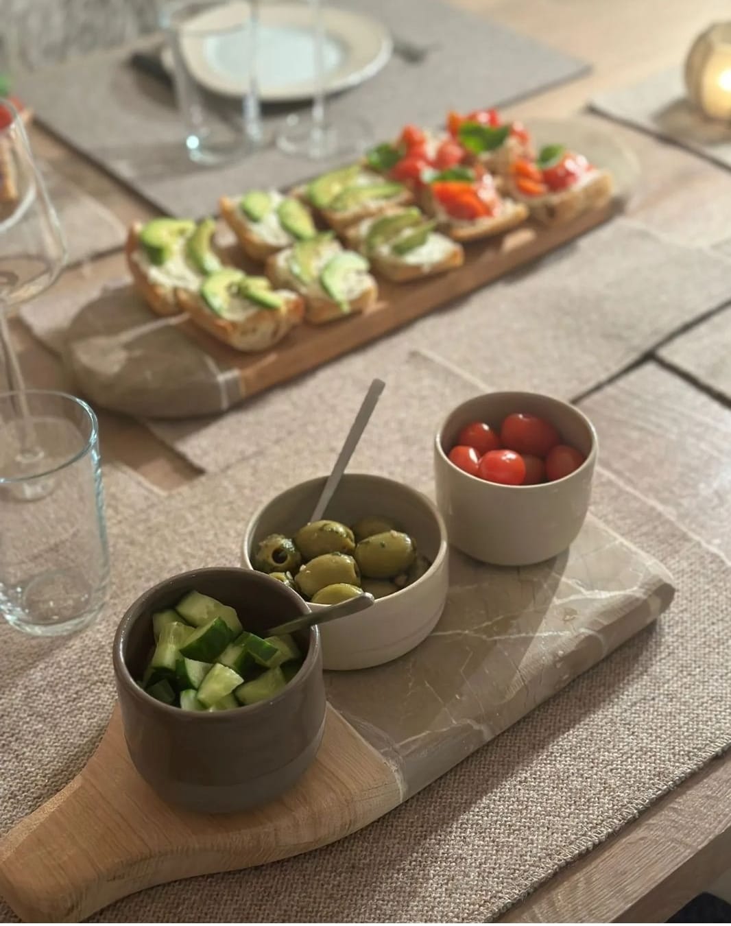 “Tierra” Bandeja para servir alimentos combinando la madera de fresno o roble y la piedra