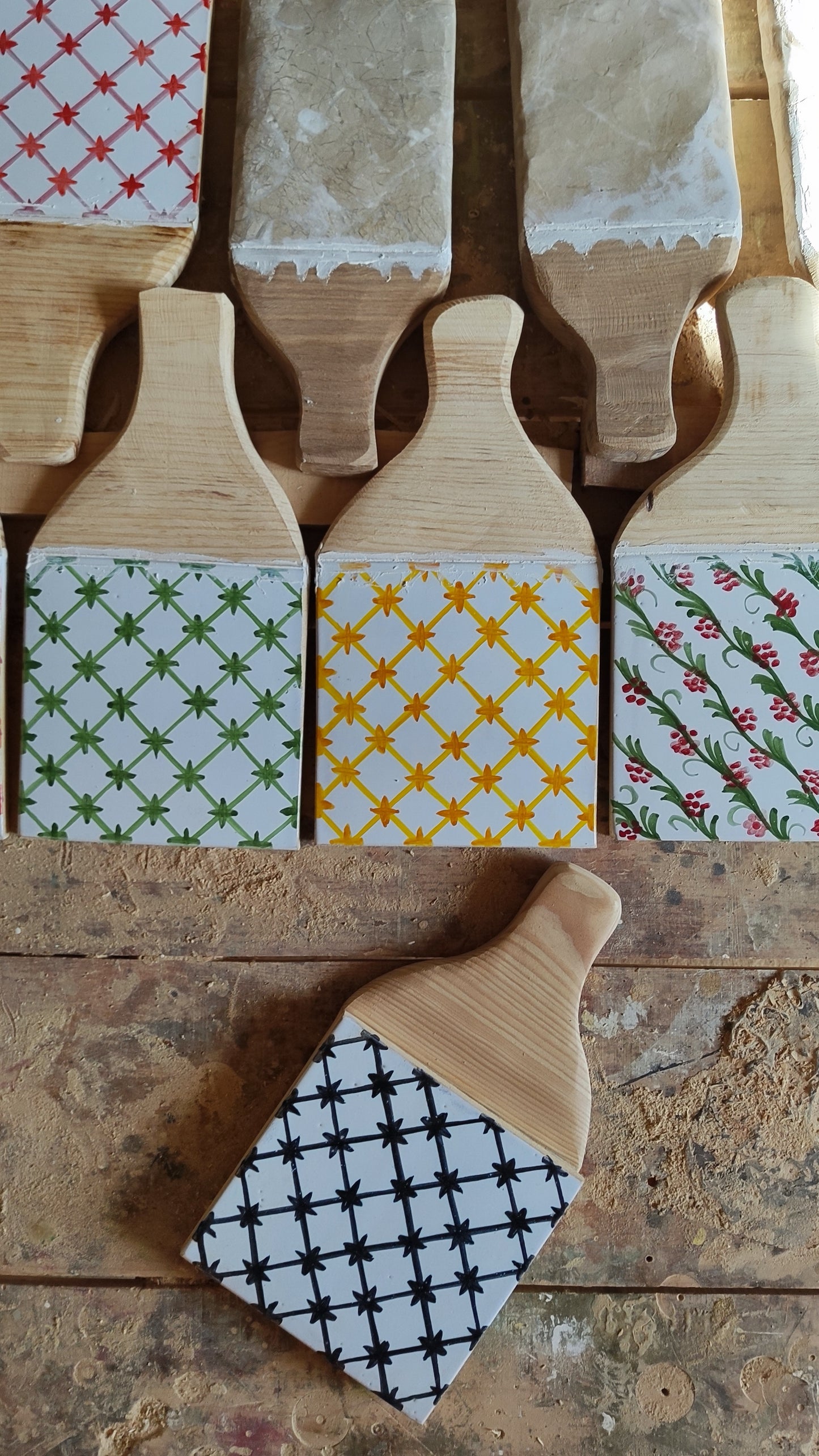 Tabla Mallorca .Tabla de cerámica con motivos en colores azules, verdes, rojos... , para servir alimentos