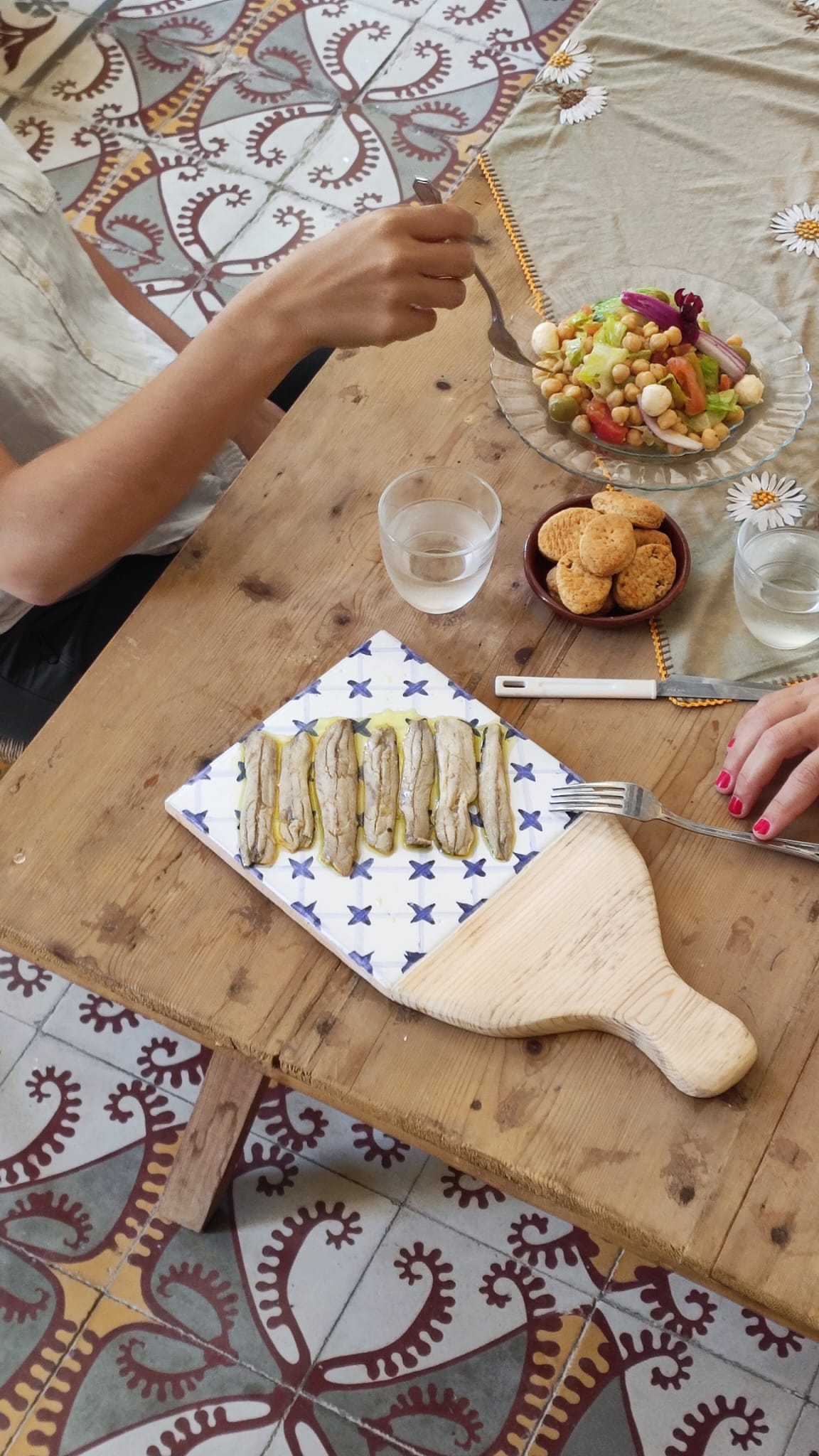 Tabla Mallorca .Tabla de cerámica con motivos en colores azules, verdes, rojos... , para servir alimentos