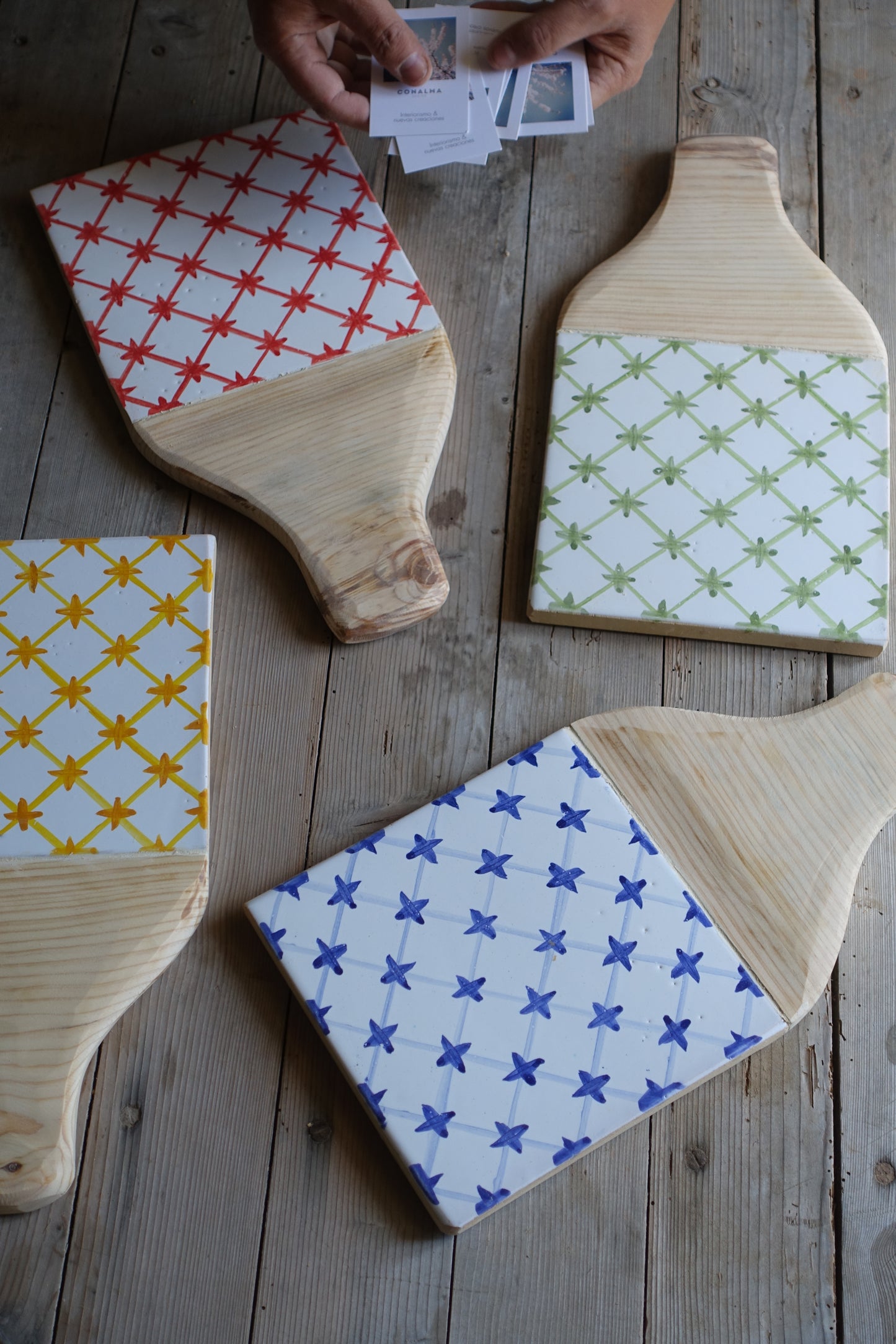 Tabla Mallorca .Tabla de cerámica con motivos en colores azules, verdes, rojos... , para servir alimentos