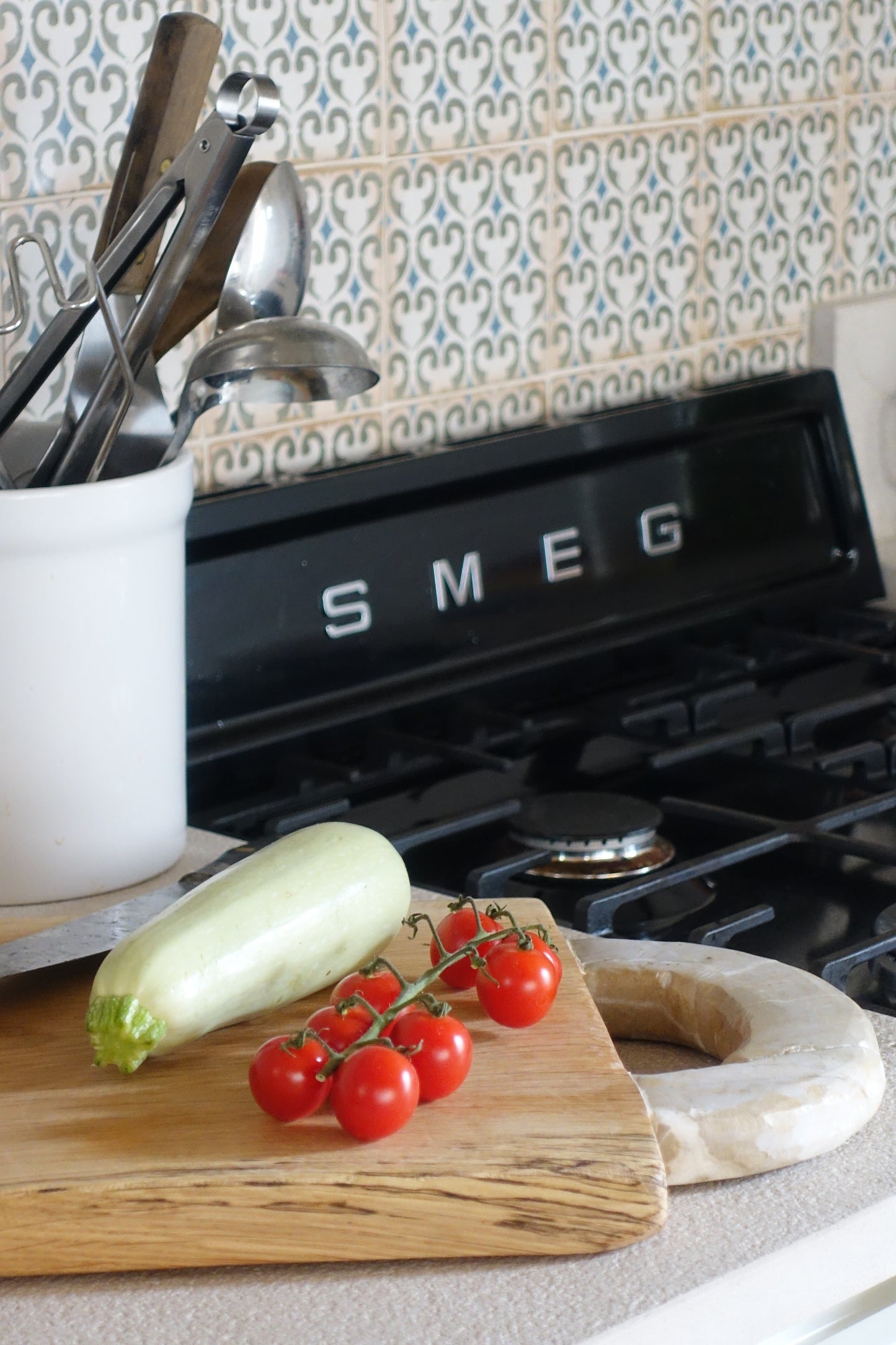 “Grace” Tabla rectangular de madera para cortar alimentos con mango circular de piedra