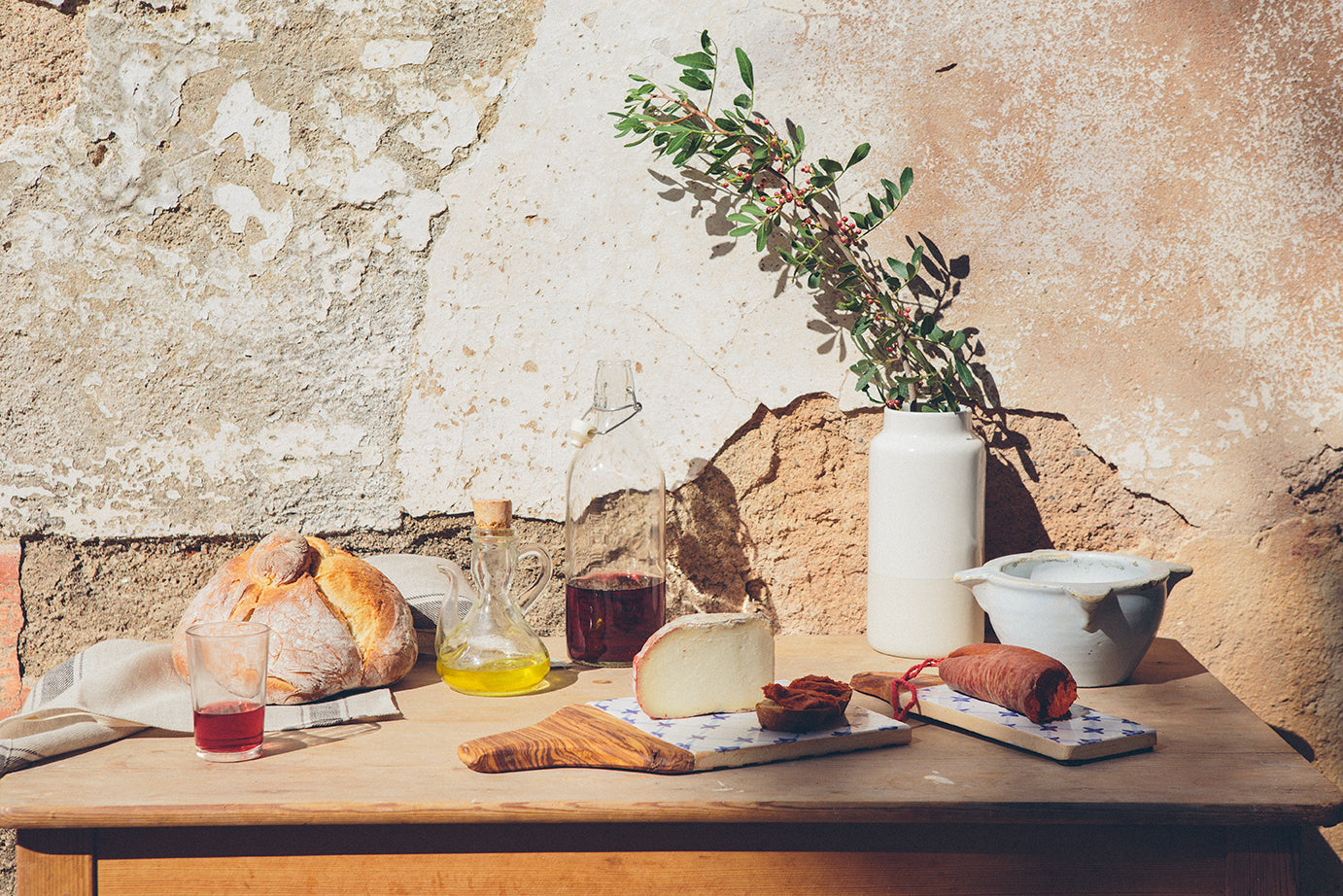 Tabla Mallorca .Tabla de cerámica con motivos en colores azules, verdes, rojos... , para servir alimentos