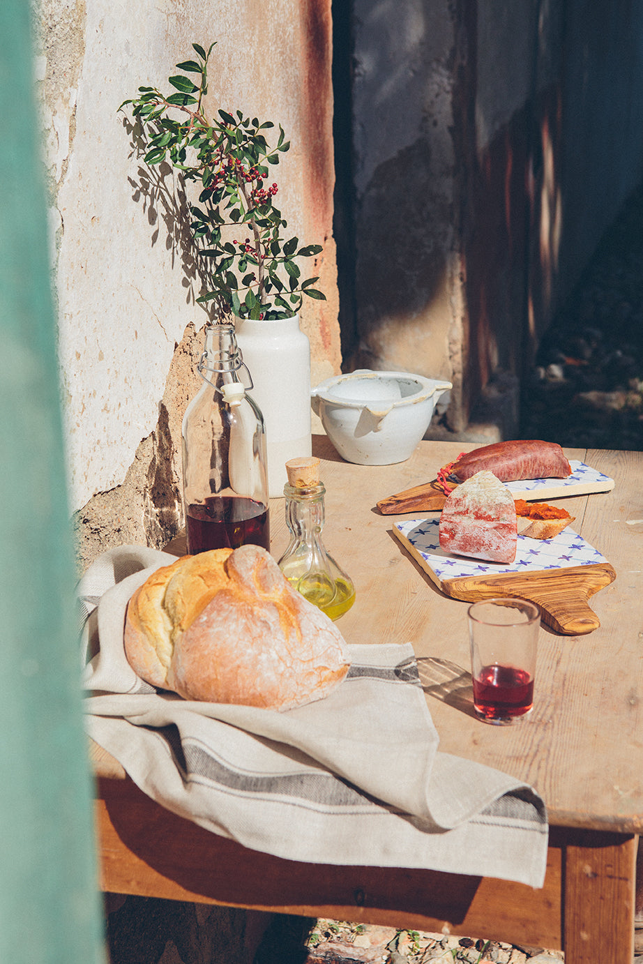 Tabla Mallorca .Tabla de cerámica con motivos en colores azules, verdes, rojos... , para servir alimentos