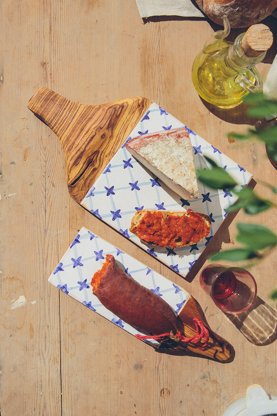 Tabla Mallorca .Tabla de cerámica con motivos en colores azules, verdes, rojos... , para servir alimentos