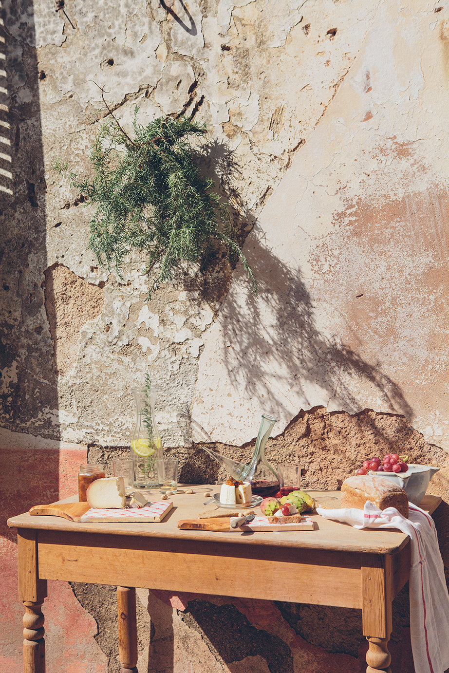 Tabla Mallorca .Tabla de cerámica con motivos en colores azules, verdes, rojos... , para servir alimentos