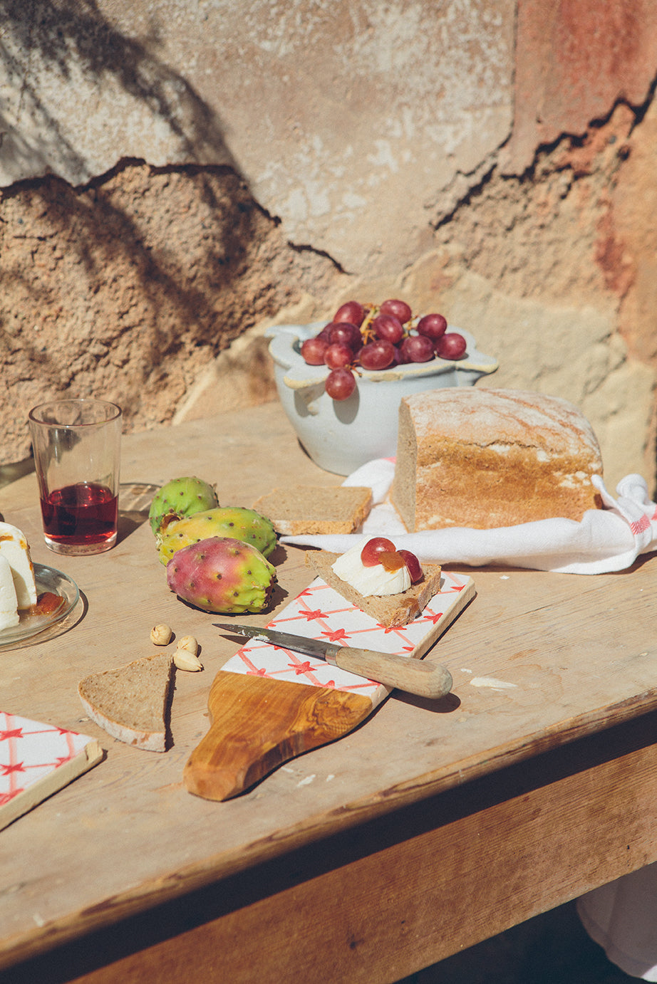 Tabla Mallorca .Tabla de cerámica con motivos en colores azules, verdes, rojos... , para servir alimentos