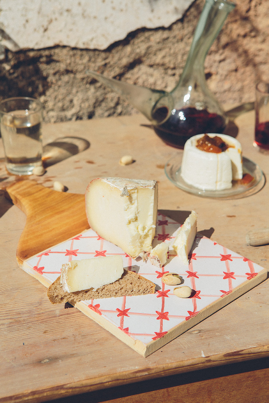 Tabla Mallorca .Tabla de cerámica con motivos en colores azules, verdes, rojos... , para servir alimentos