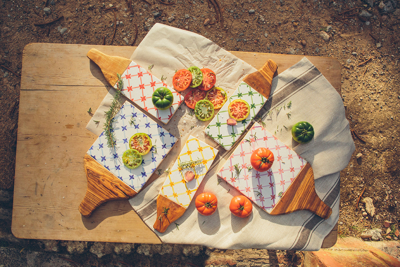 Tabla Mallorca .Tabla de cerámica con motivos en colores azules, verdes, rojos... , para servir alimentos