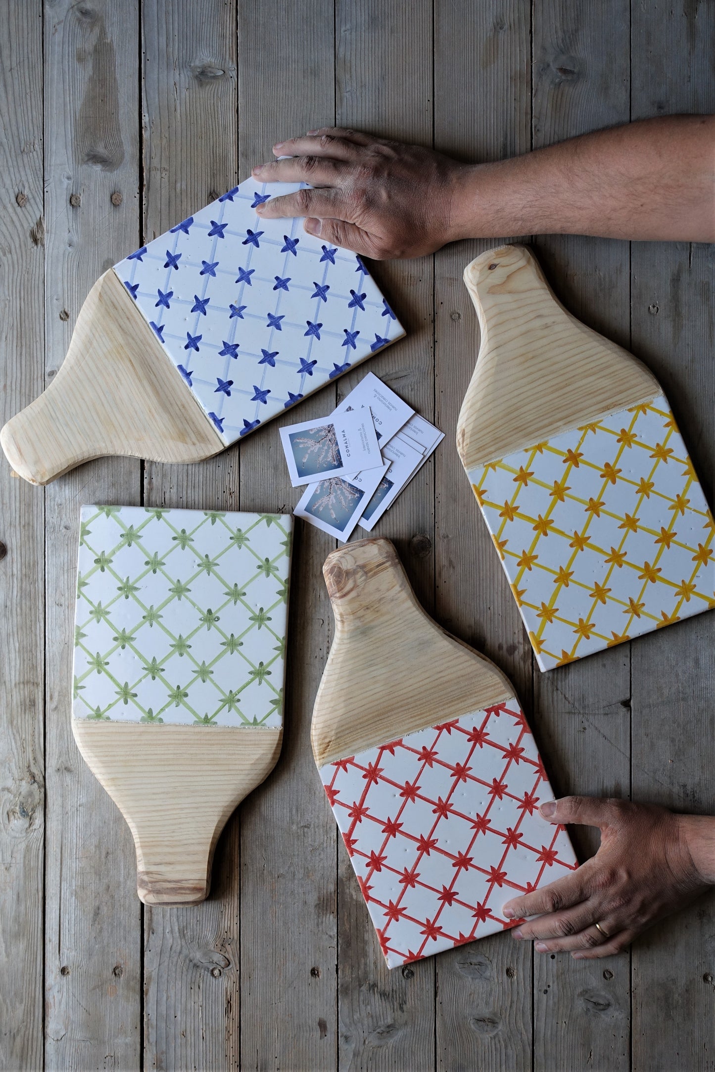 Tabla Mallorca .Tabla de cerámica con motivos en colores azules, verdes, rojos... , para servir alimentos