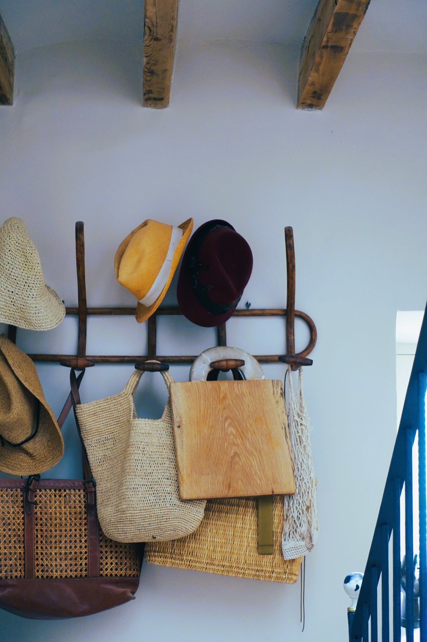 “Grace” Tabla rectangular de madera para cortar alimentos con mango circular de piedra