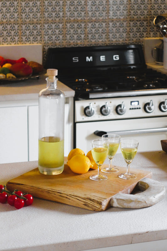 “Grace” Tabla rectangular de madera para cortar alimentos con mango circular de piedra