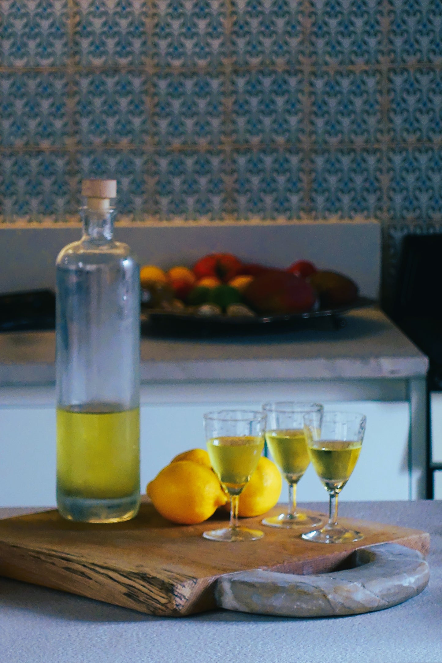 “Grace” Tabla rectangular de madera para cortar alimentos con mango circular de piedra