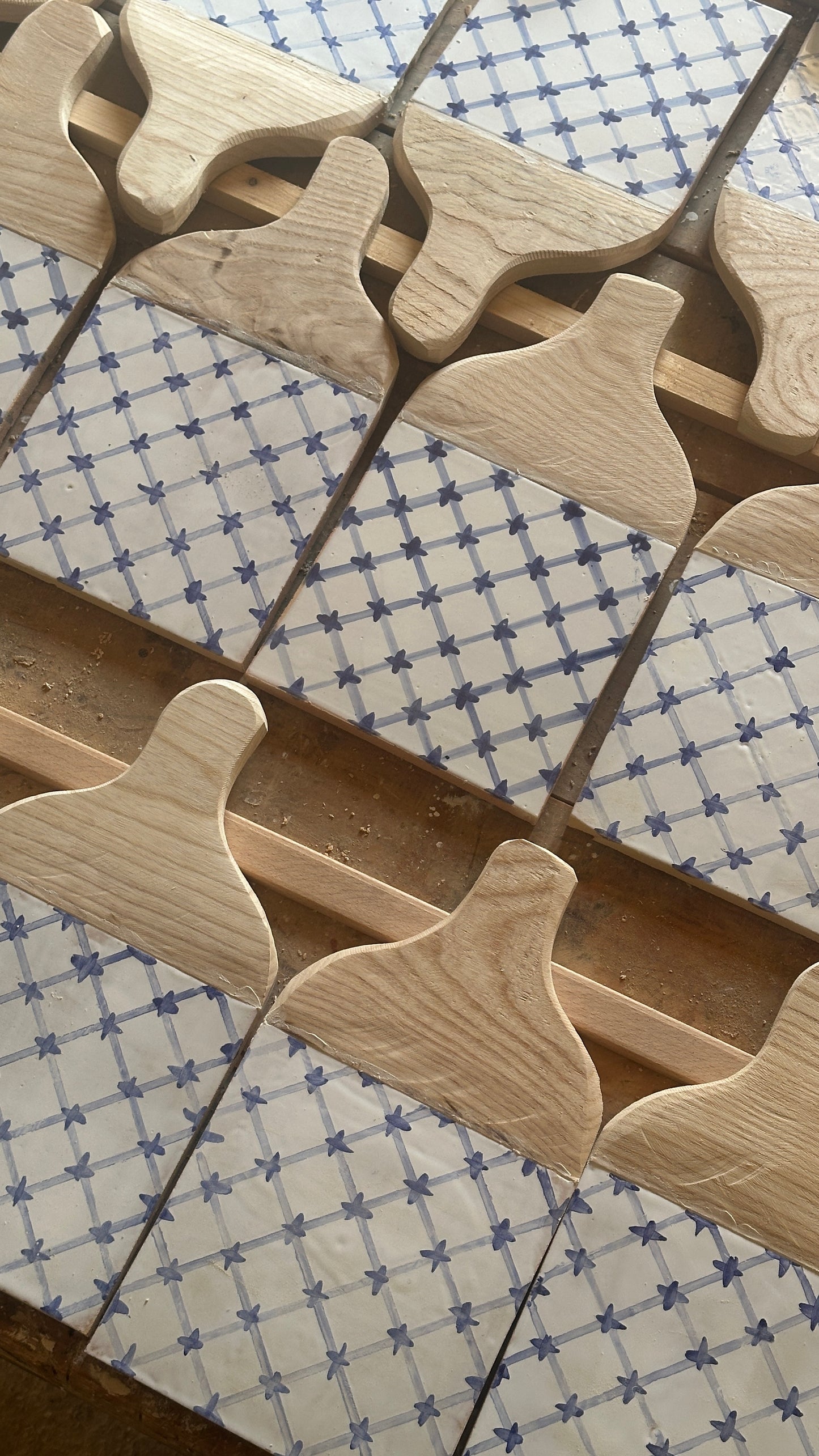 Tabla Mallorca .Tabla de cerámica con motivos en color azul, verde y ocre , para servir alimentos