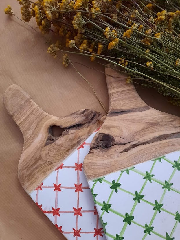 Tabla Mallorca .Tabla de cerámica con motivos en color azul, verde y ocre , para servir alimentos