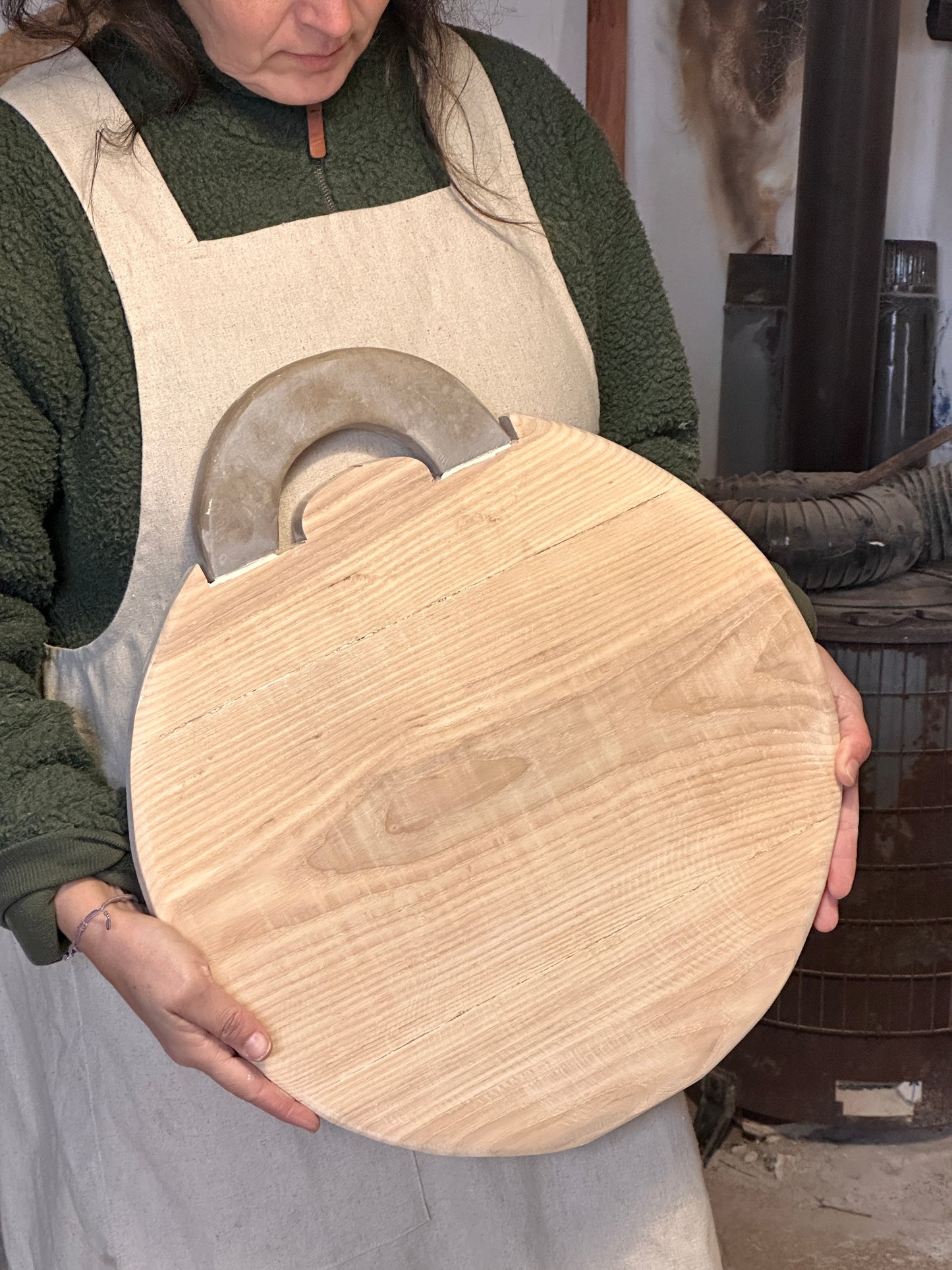 “Grace” Tabla de madera con mango de piedra para cortar alimentos.