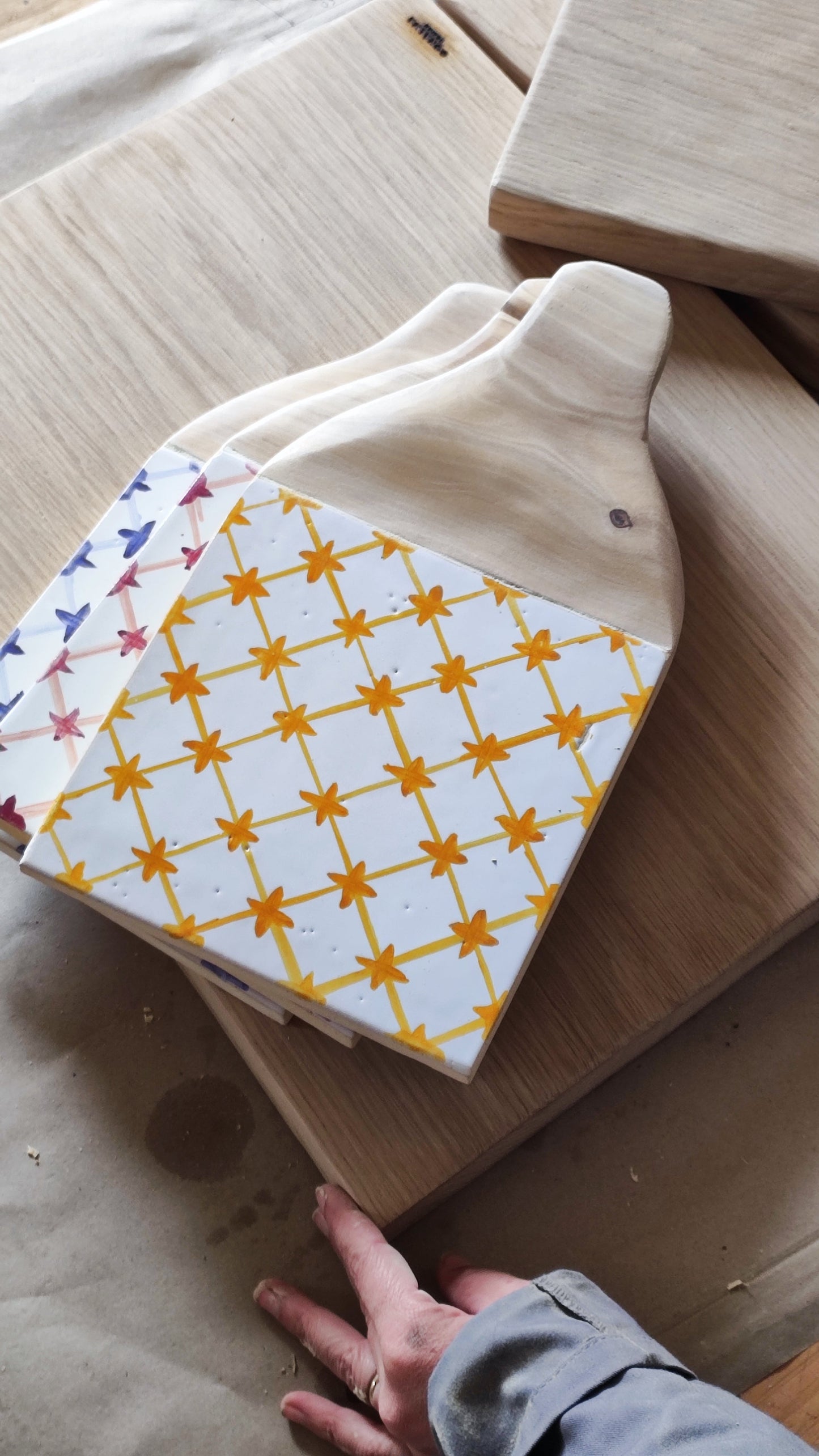 Tabla Mallorca .Tabla de cerámica con motivos en color azul, verde y ocre , para servir alimentos