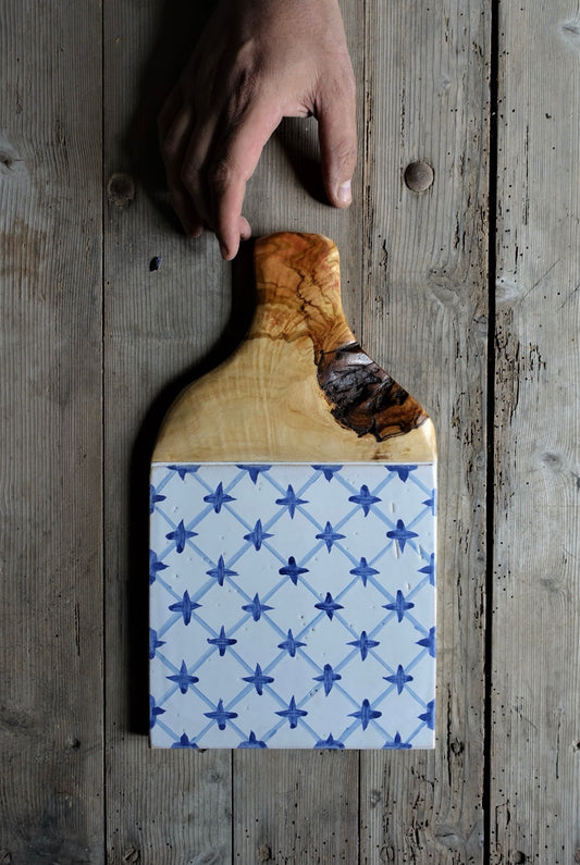 Tabla Mallorca .Tabla de cerámica con motivos en color azul, verde y ocre , para servir alimentos