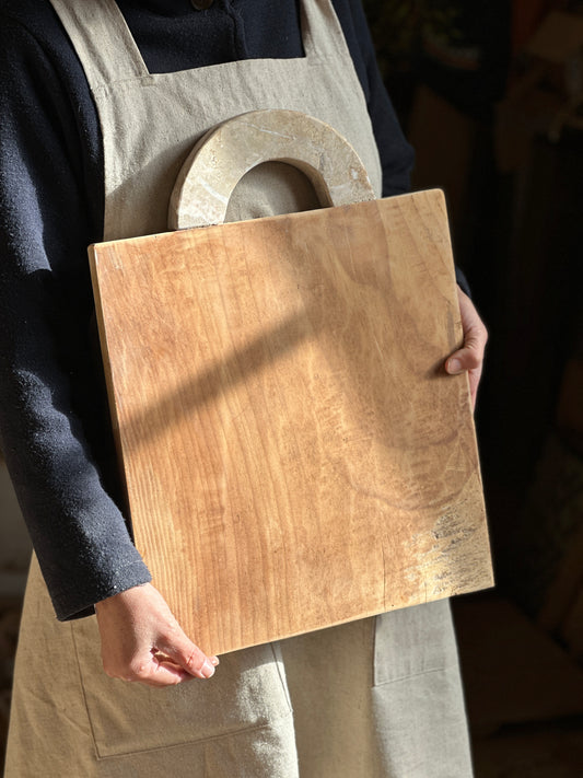 “Grace” Tabla de madera con mango de piedra para cortar alimentos.
