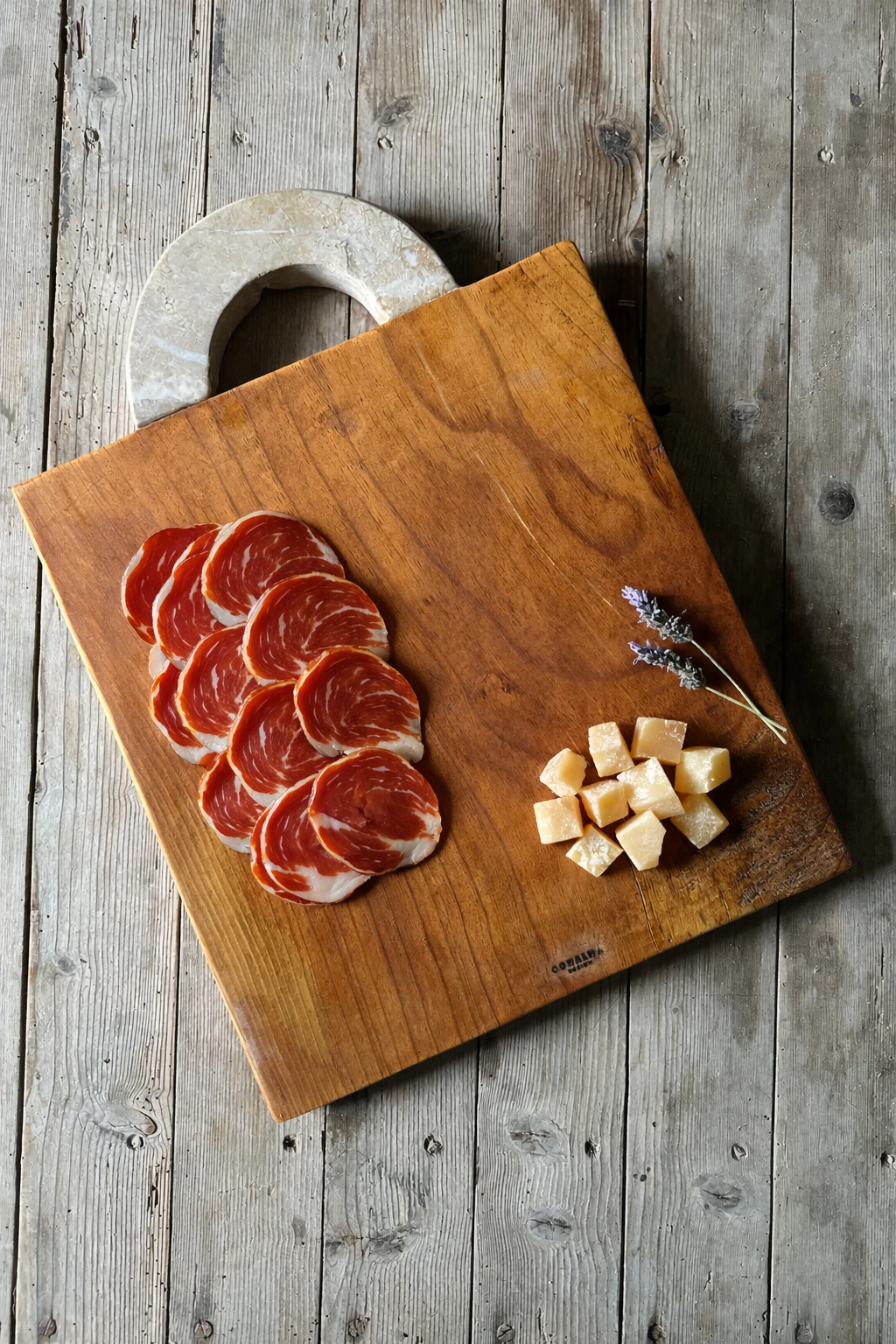 “Grace” Tabla de madera con mango de piedra para cortar alimentos.