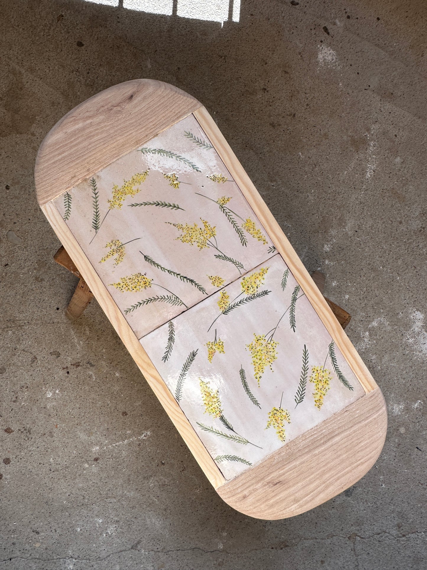 Bandeja doble con asas de media luna. Bandeja para servir alimentos combinando la madera con la cerámica.