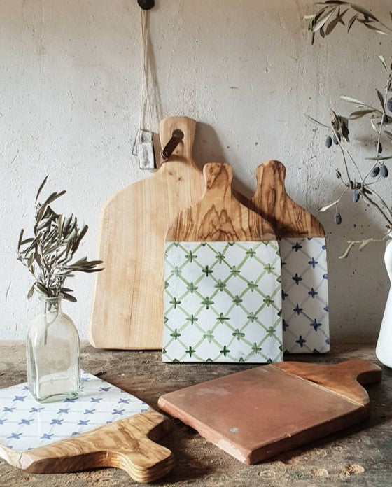 Tabla Mallorca .Tabla de cerámica con motivos en color azul, verde y ocre , para servir alimentos