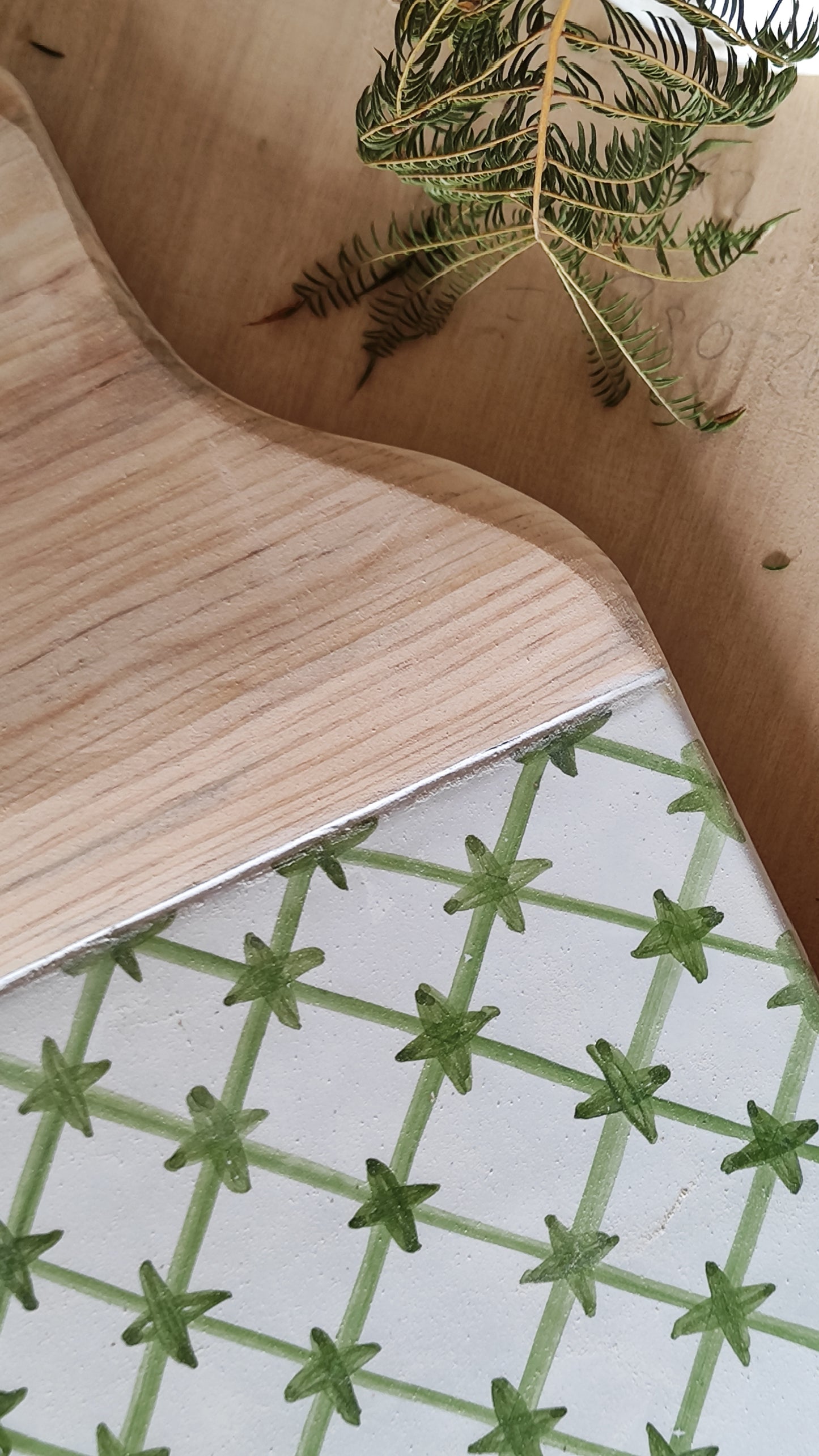 Tabla Mallorca .Tabla de cerámica con motivos en color azul, verde y ocre , para servir alimentos